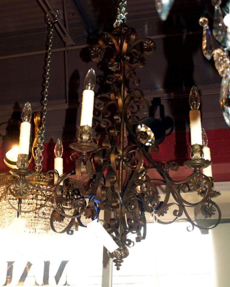 Fer Lustre en fer de style baroque très fin et élégant en vente