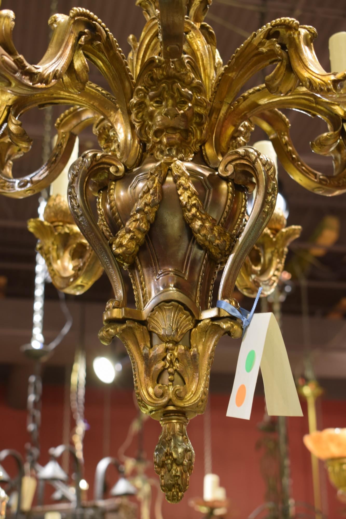 Doré Très beau et élégant lustre en bronze doré en vente