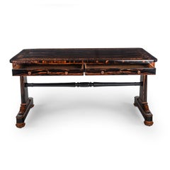 Ein sehr feiner englischer Mitteltisch aus Makassar-Ebenholz und Amboyna mit floraler Marqu