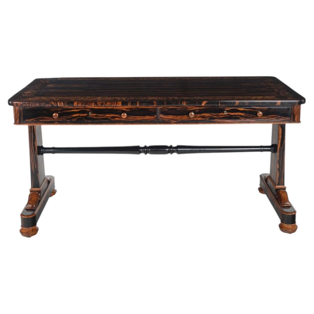 Mesa de centro inglesa muy fina de ébano de Macassar y amboyna con marquetería floral en venta