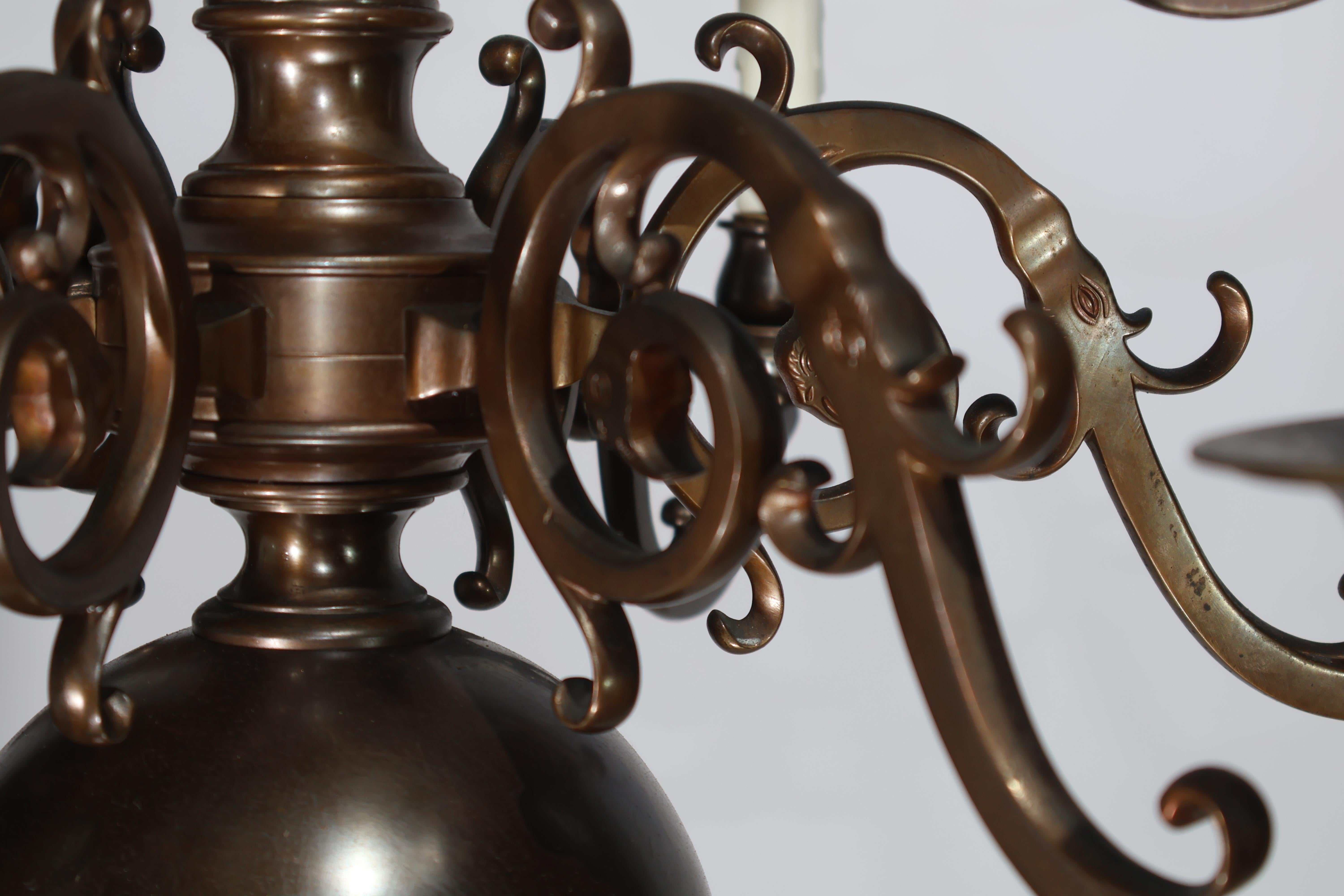 Très beau lustre en bronze. Deux niveaux pour les adultes (6+ 3). Boule à fond solide. Angleterre, vers 1900. Patine d'origine.
Dimensions : Hauteur 33