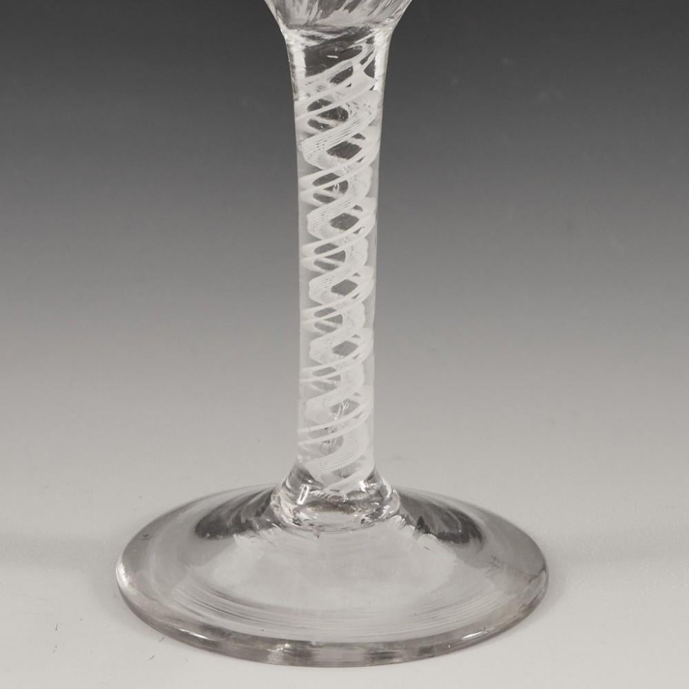 Ein sehr feines, graviertes, undurchsichtiges Weinglas aus der Einzelserie Opaque Twist, um 1760 (George III.) im Angebot