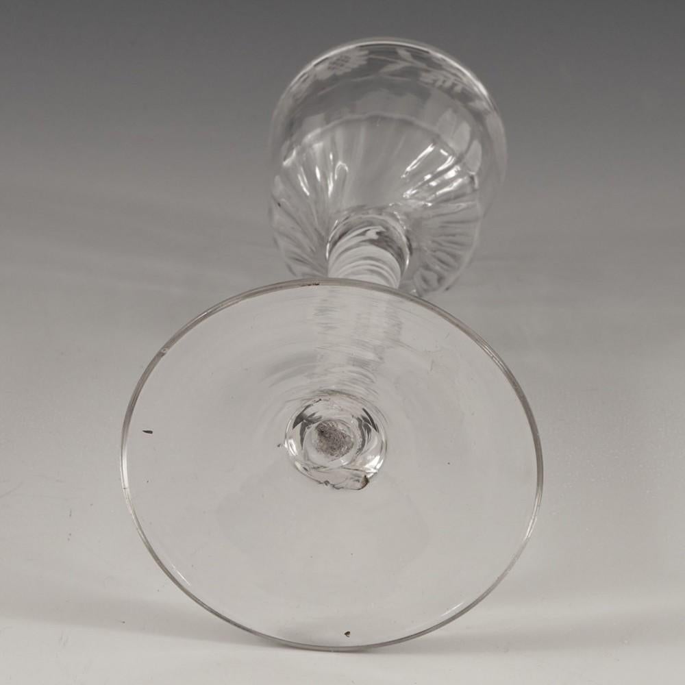 Ein sehr feines, graviertes, undurchsichtiges Weinglas aus der Einzelserie Opaque Twist, um 1760 (Geblasenes Glas) im Angebot