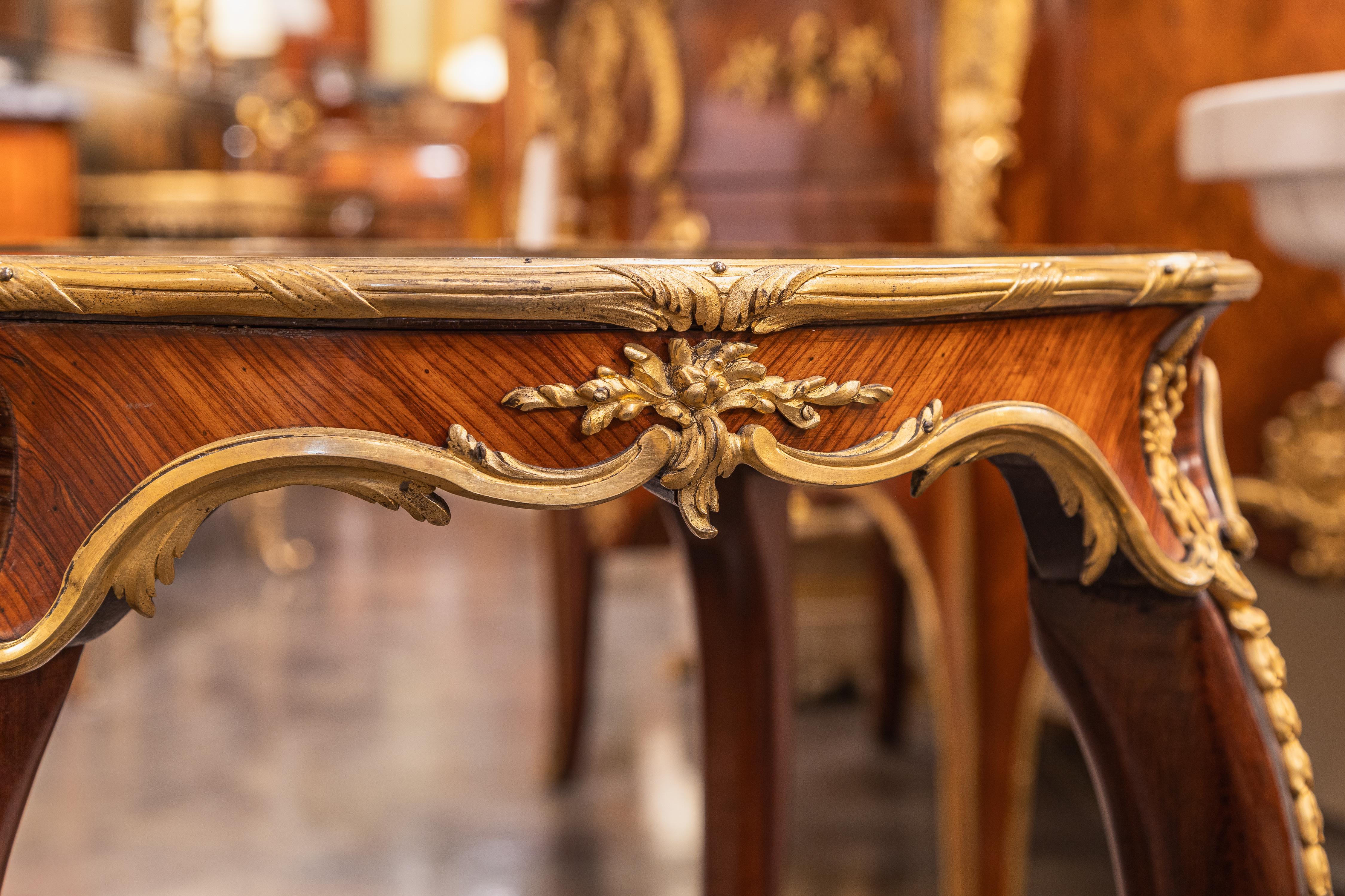 Français Très belle table française Louis XV du 19ème siècle en acajou et marqueterie de bronze doré. en vente