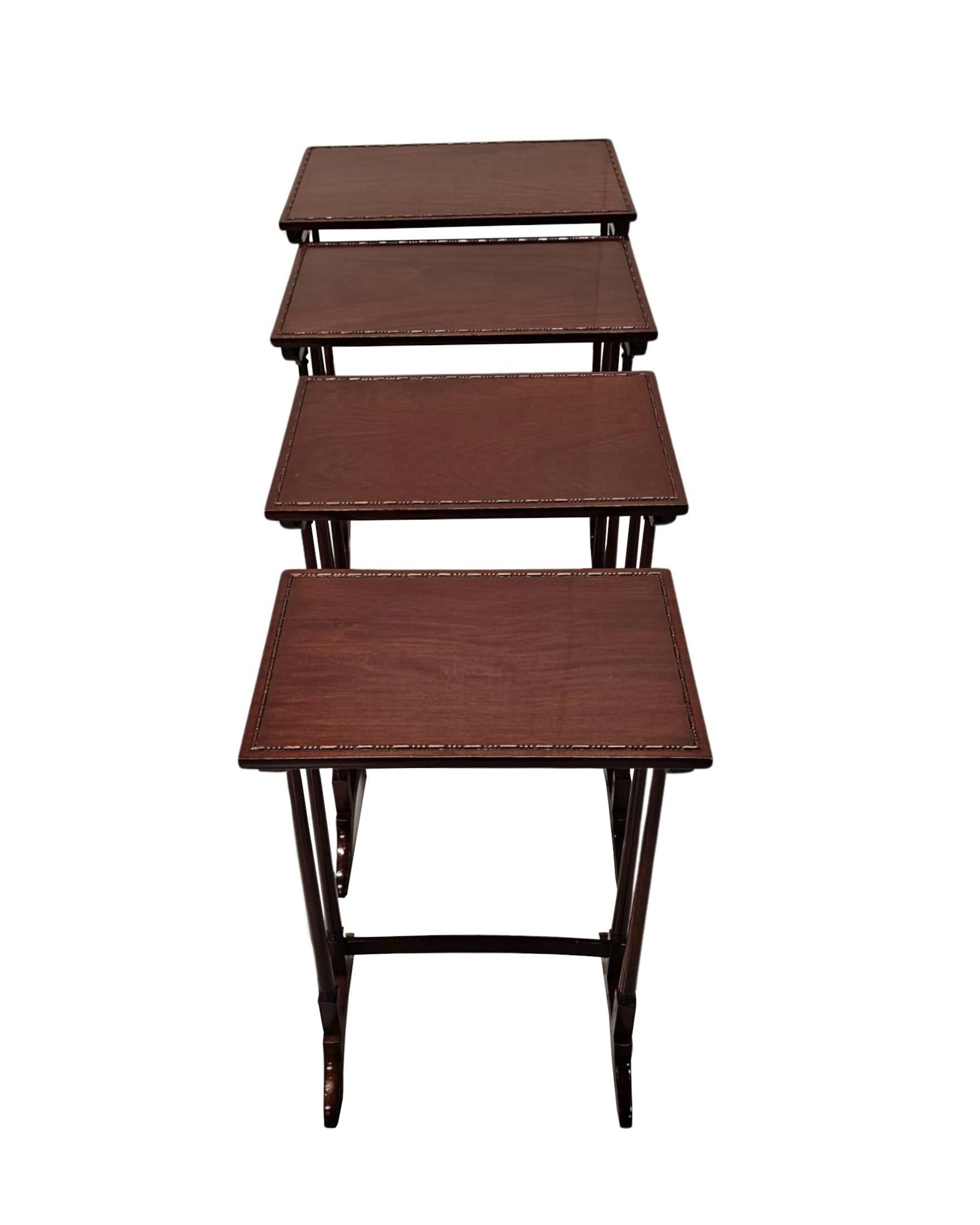 Un très beau nid de quatre tables en acajou de l'époque édouardienne, entièrement restauré, d'une qualité exceptionnelle et magnifiquement sculpté, avec une patine et un grain d'une richesse stupéfiante.  Le plateau bien figuré et mouluré de forme