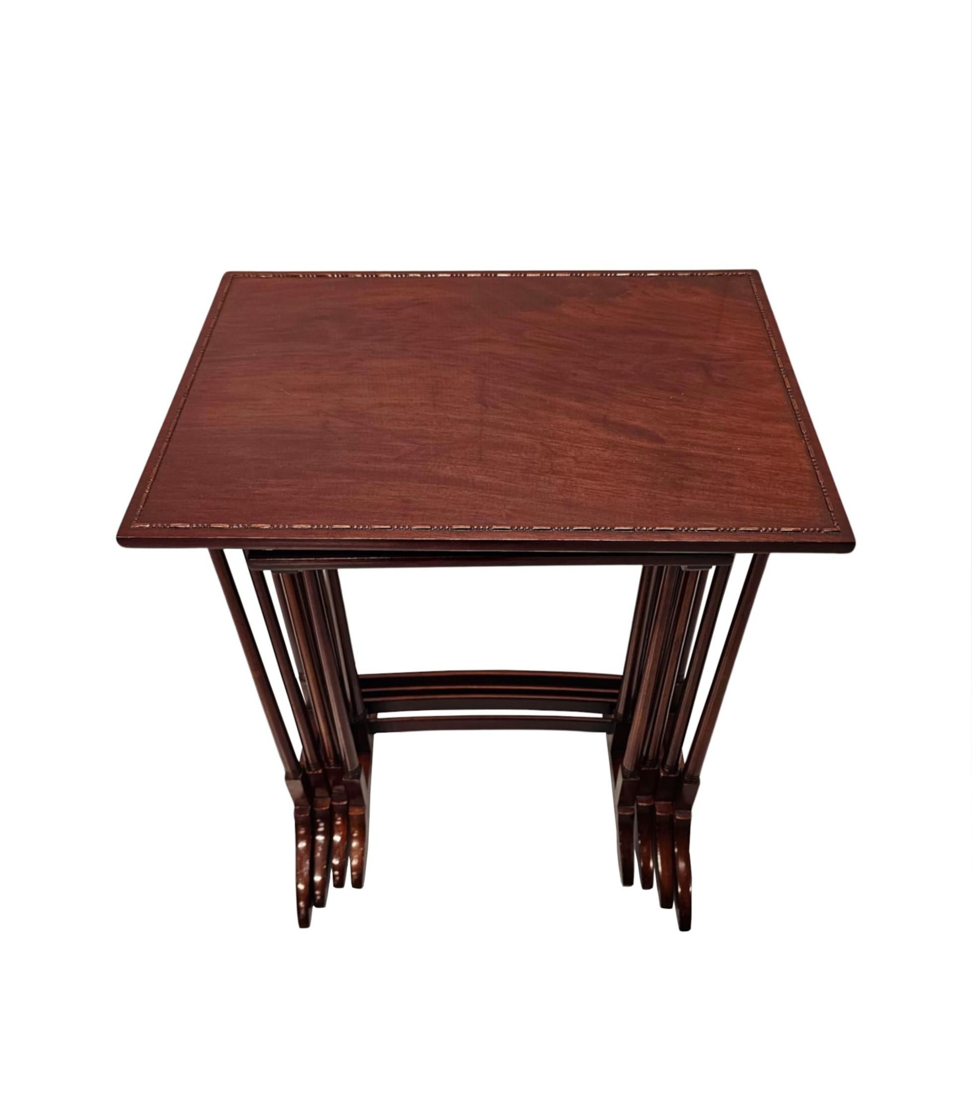 Anglais Très bel ensemble de quatre tables de style édouardien entièrement restauré en vente