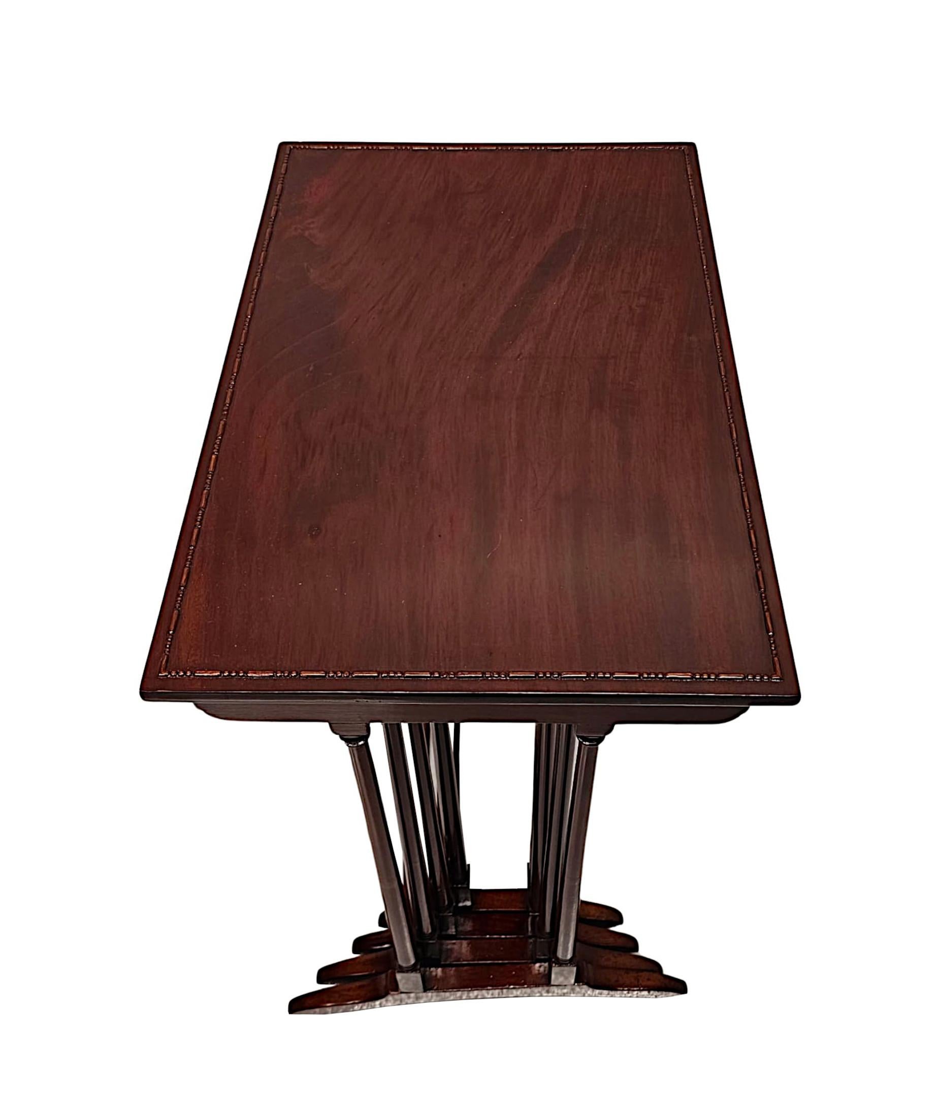 20ième siècle Très bel ensemble de quatre tables de style édouardien entièrement restauré en vente