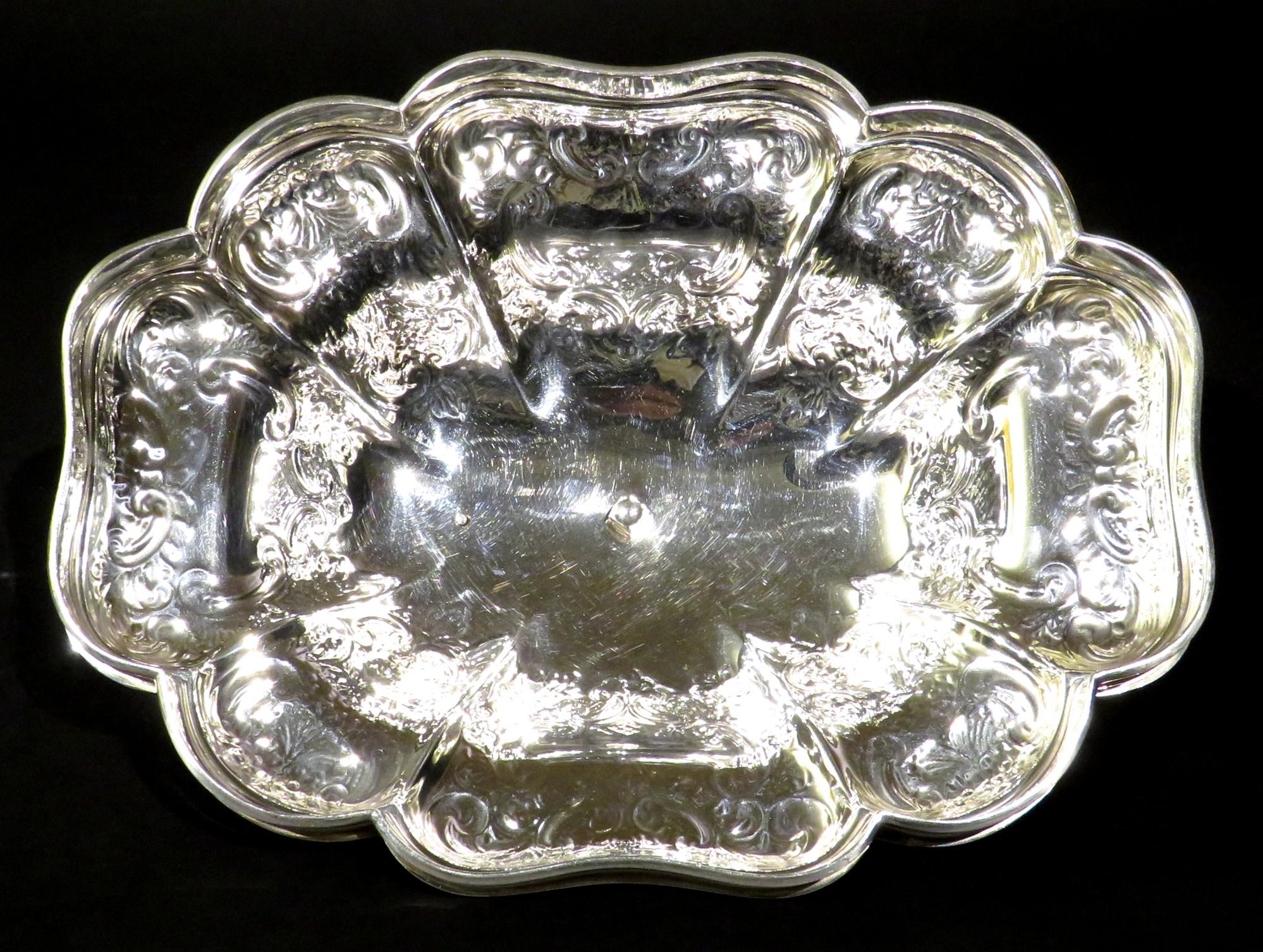 Placcato argento Un raffinato piatto da portata in argento placcato Giorgio V, Inghilterra, circa 1912 in vendita