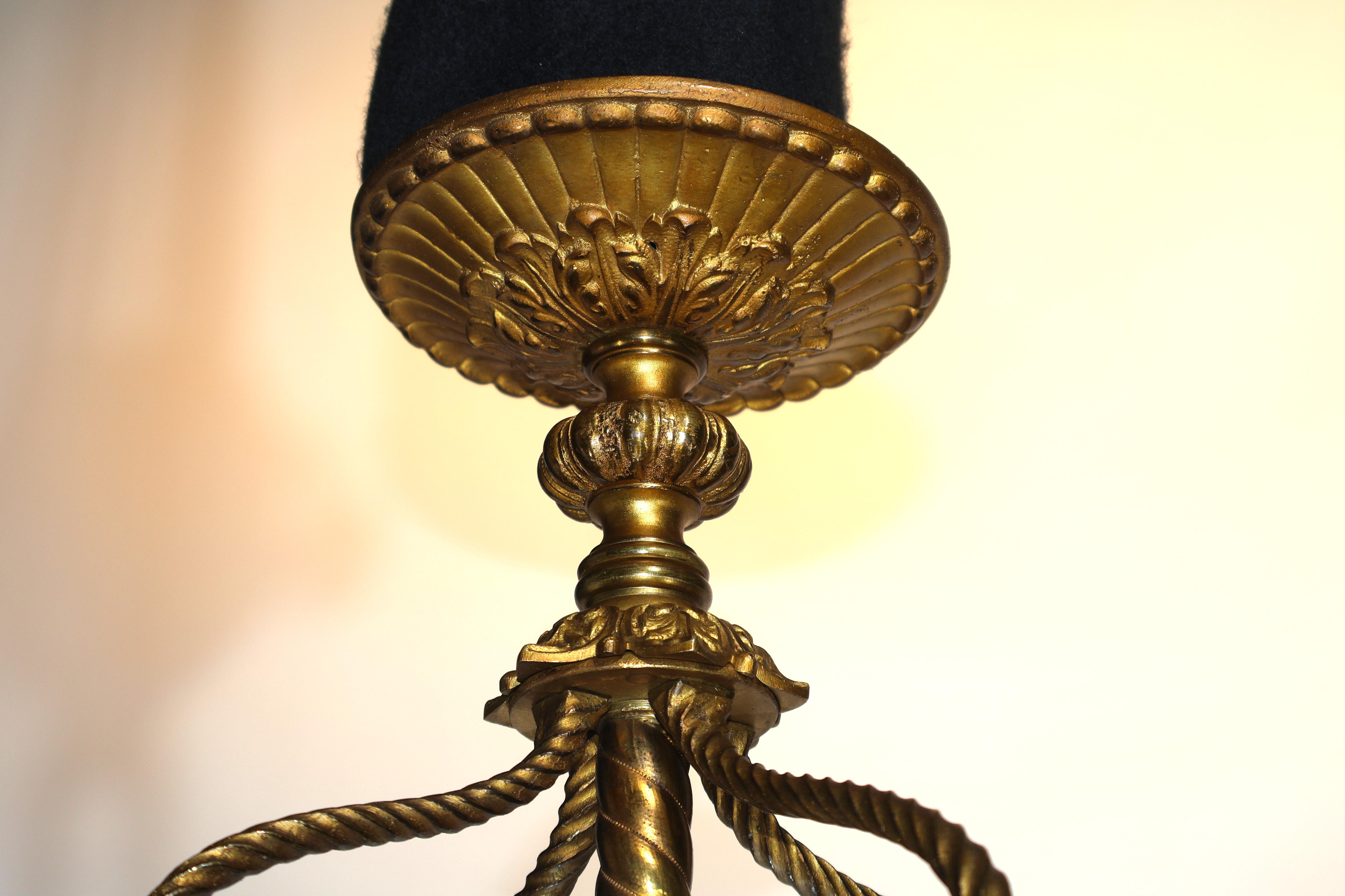 Une très belle lanterne cylindrique en bronze doré en vente 2