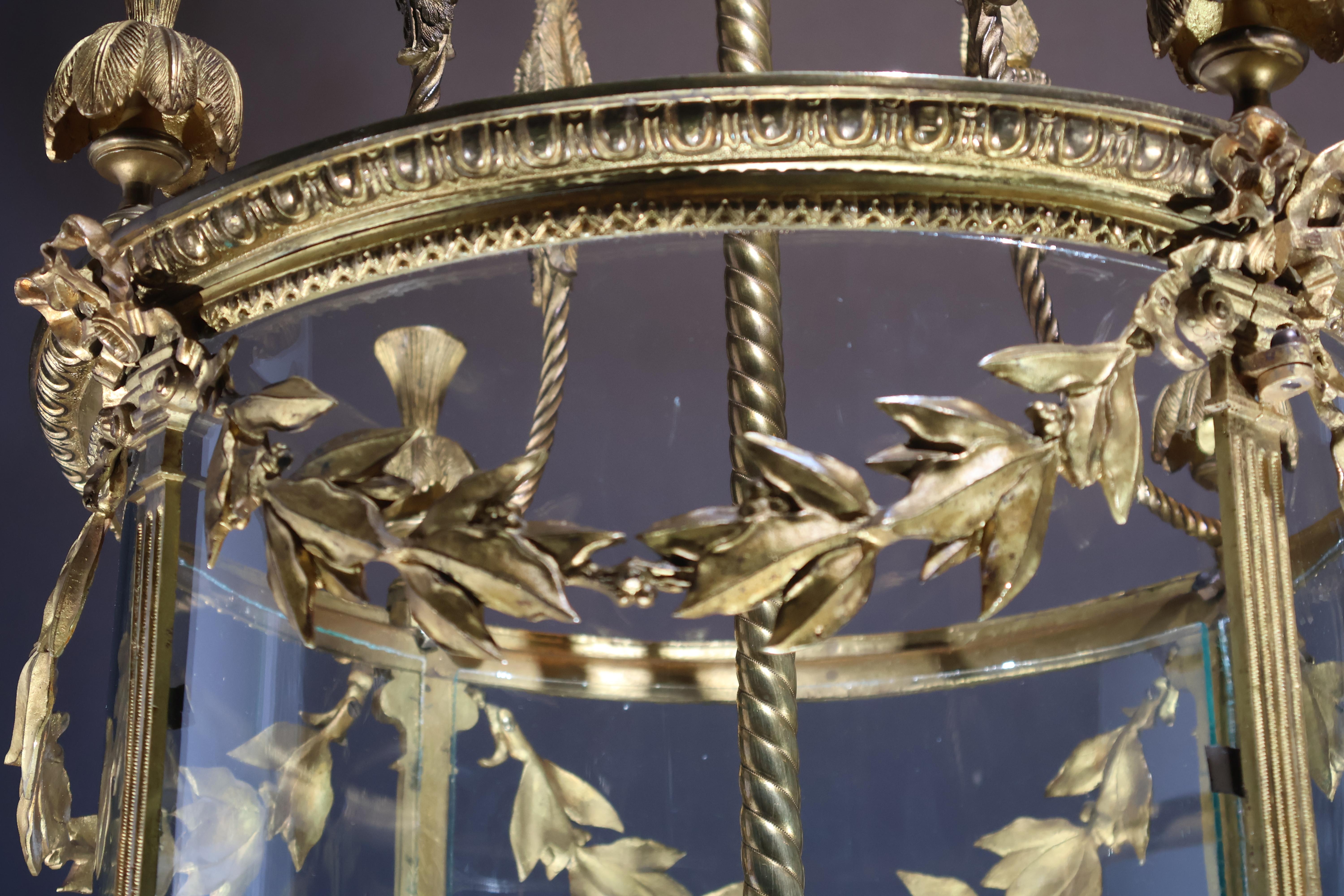 Une très belle lanterne cylindrique en bronze doré en vente 3