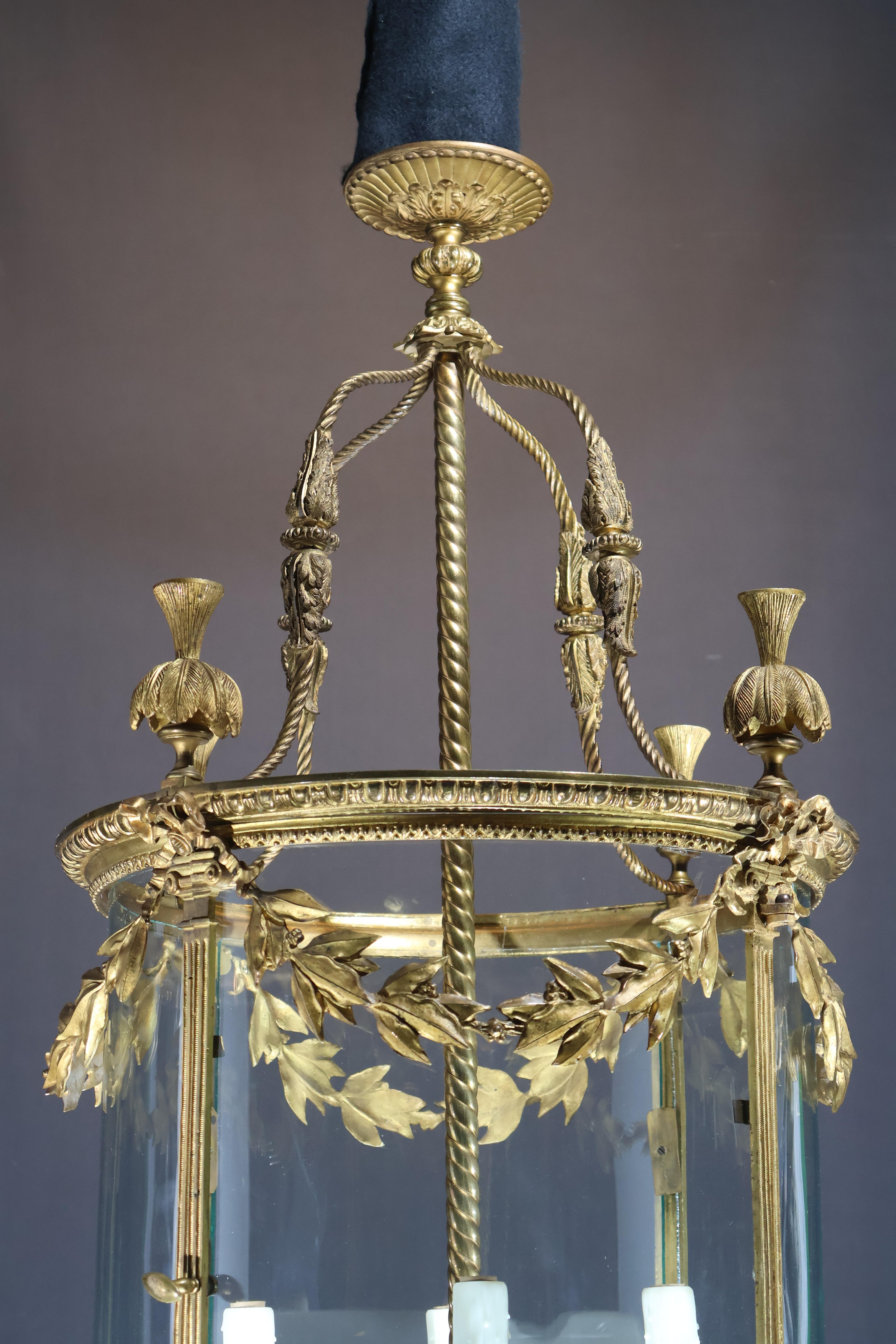 Une très belle lanterne cylindrique en bronze doré en vente 4