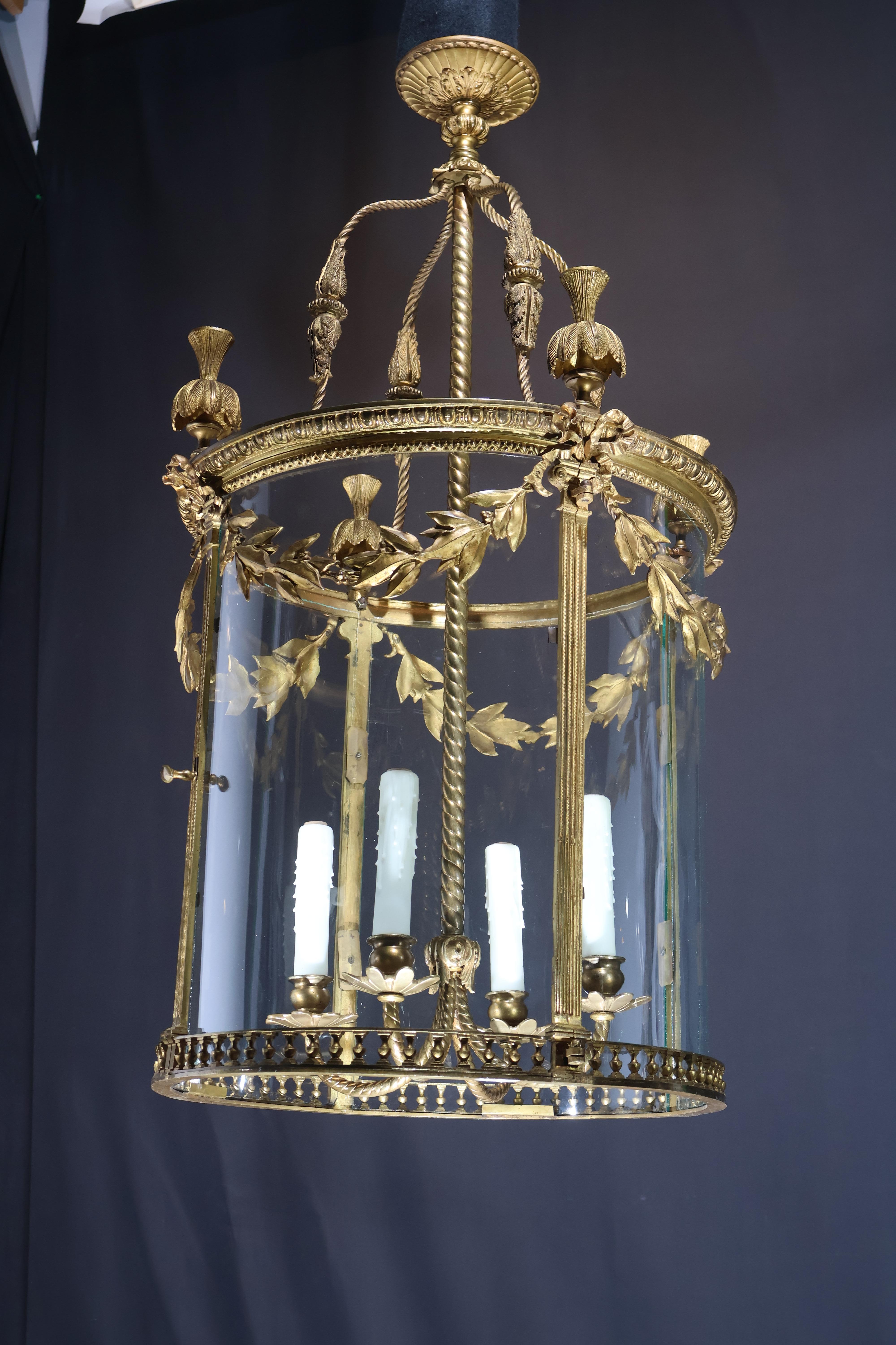 Une très belle lanterne cylindrique en bronze doré en vente 5