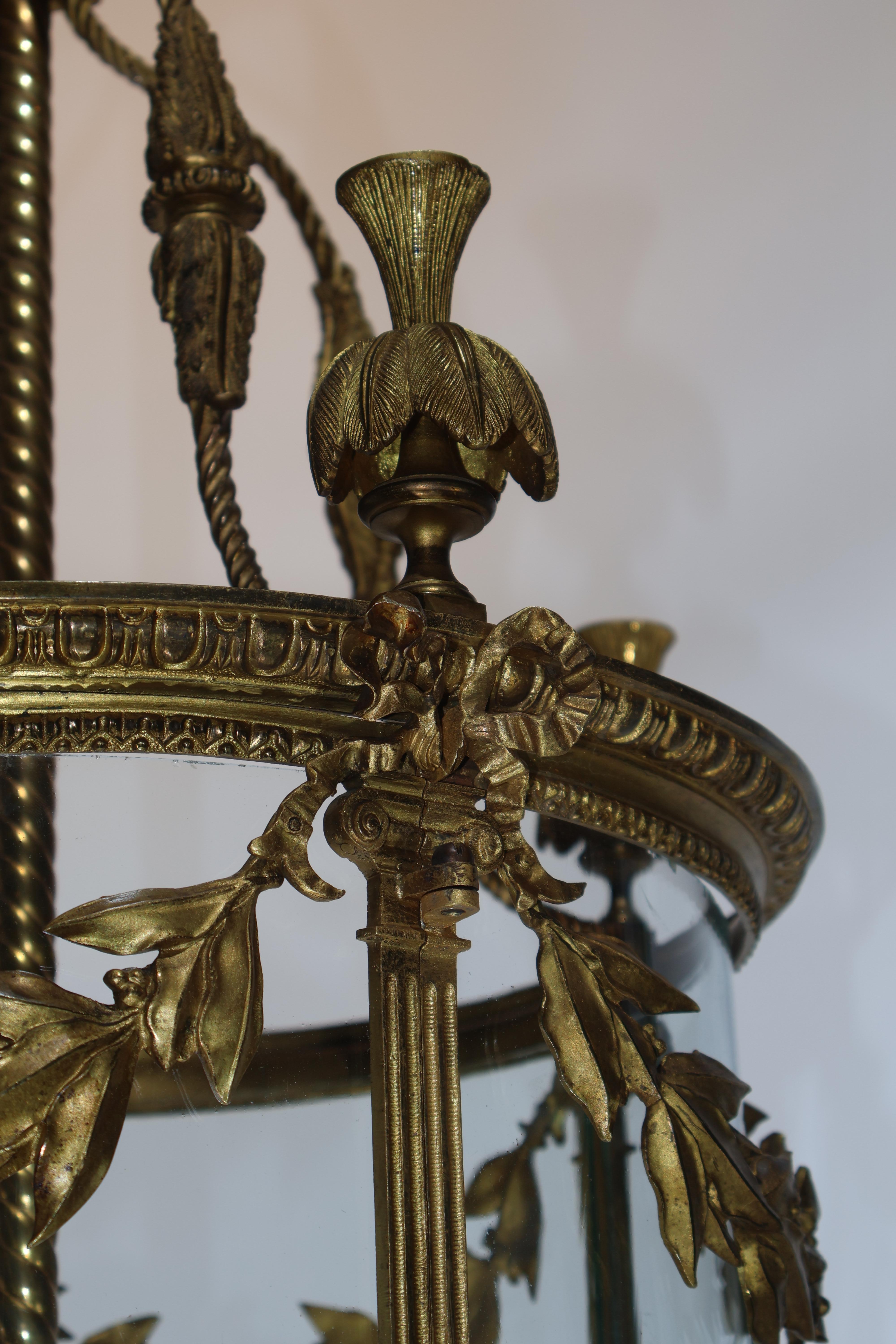 Une très belle lanterne cylindrique en bronze doré en vente 7