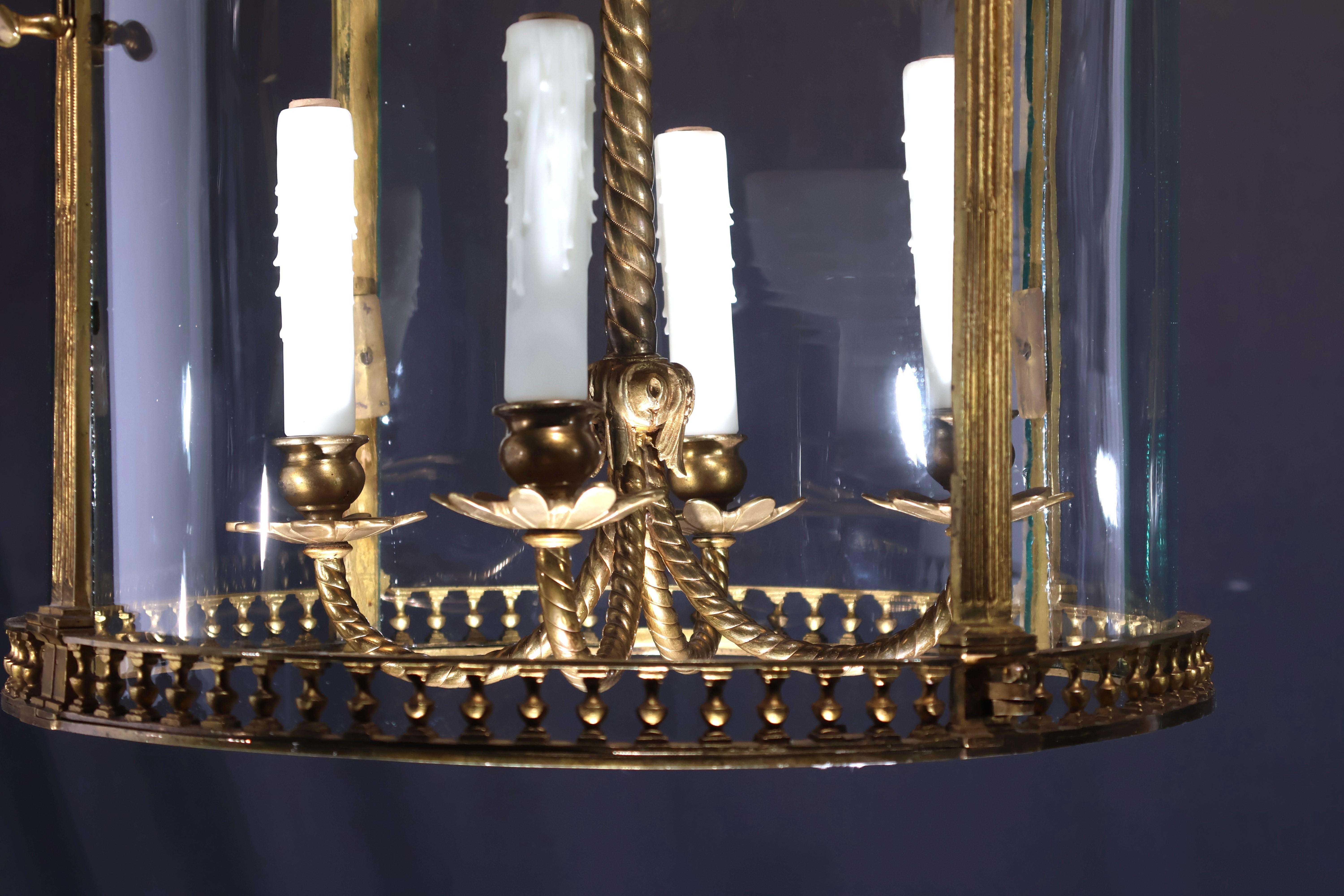 Français Une très belle lanterne cylindrique en bronze doré en vente