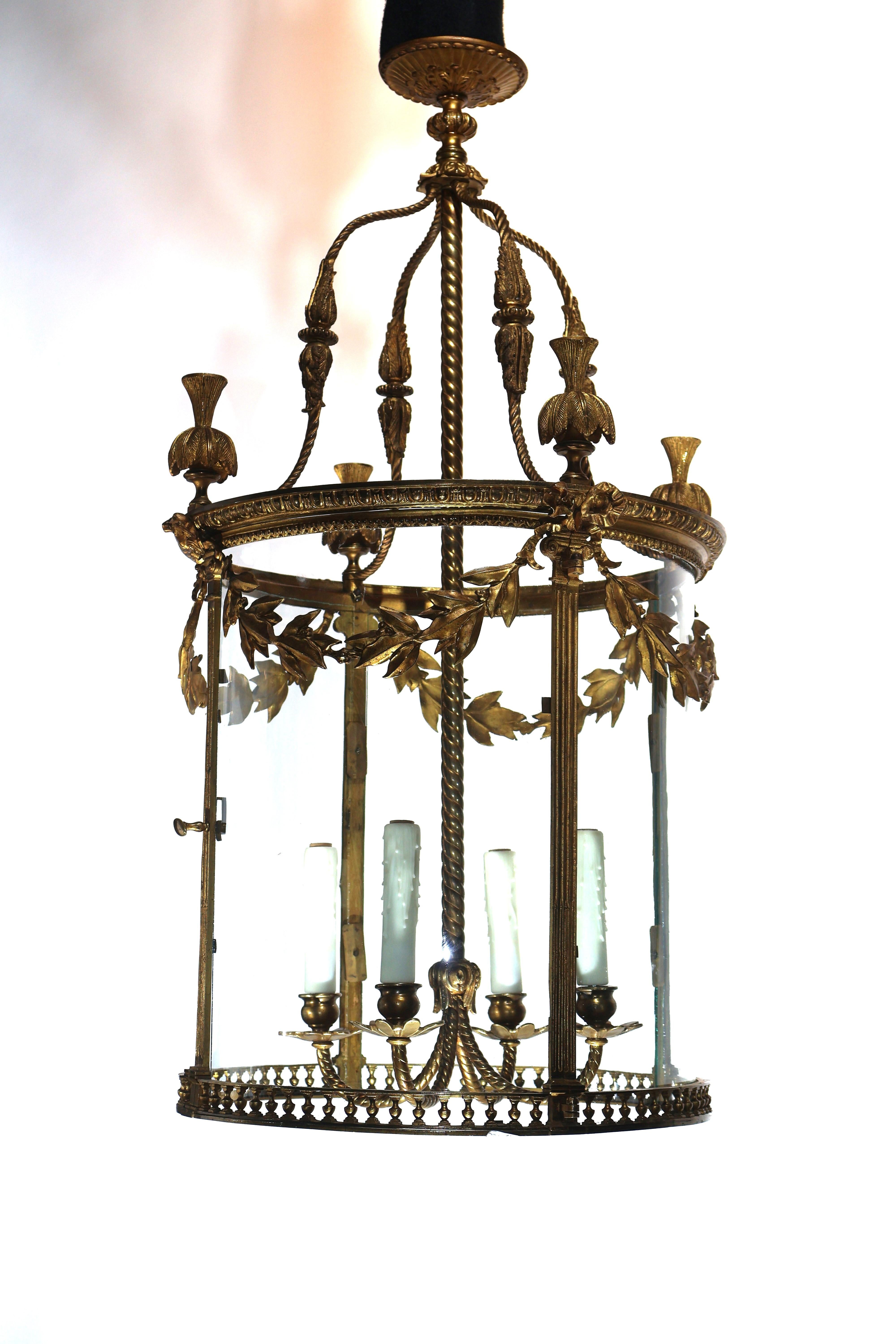 Doré Une très belle lanterne cylindrique en bronze doré en vente