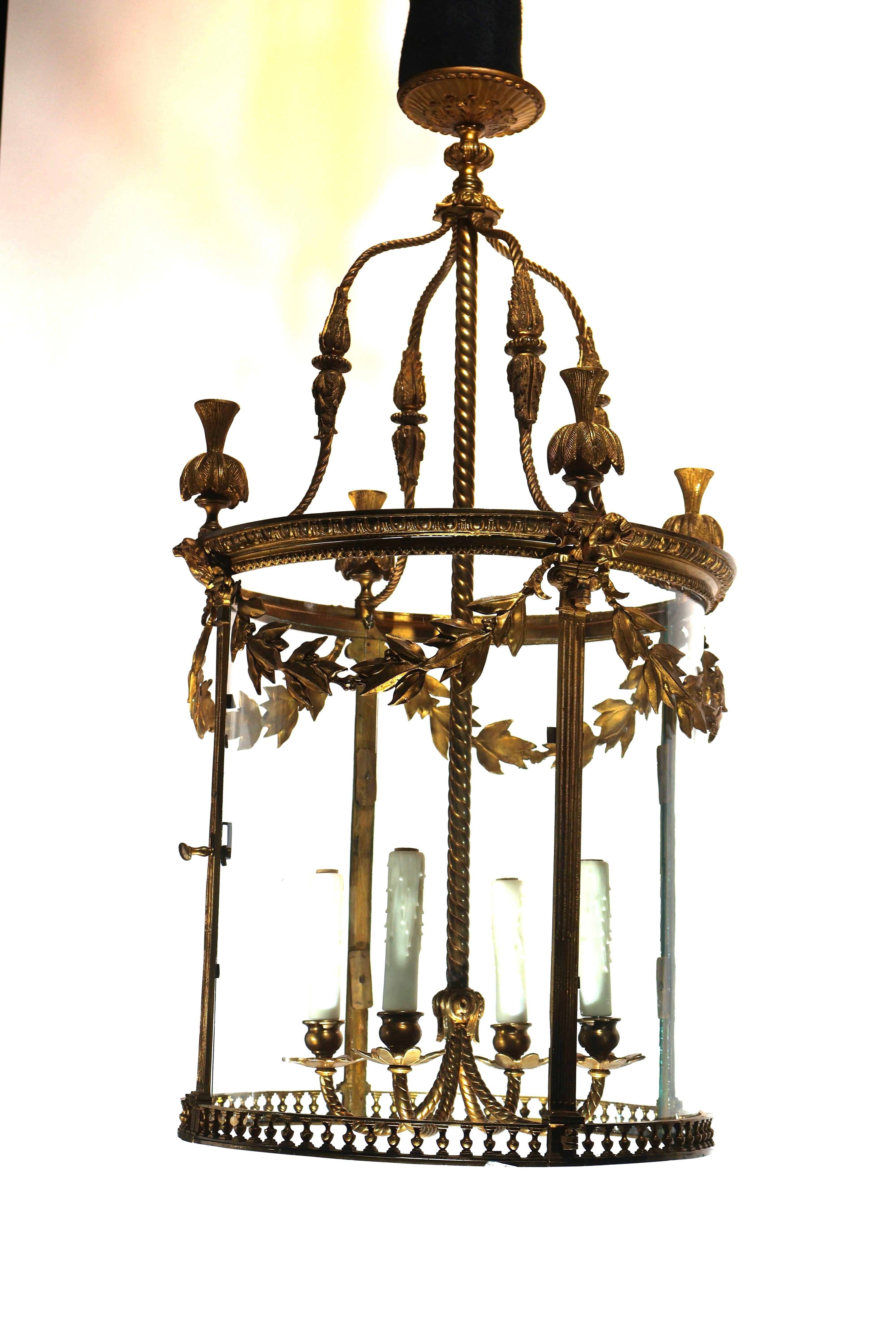 Une très belle lanterne cylindrique en bronze doré Bon état - En vente à Atlanta, GA