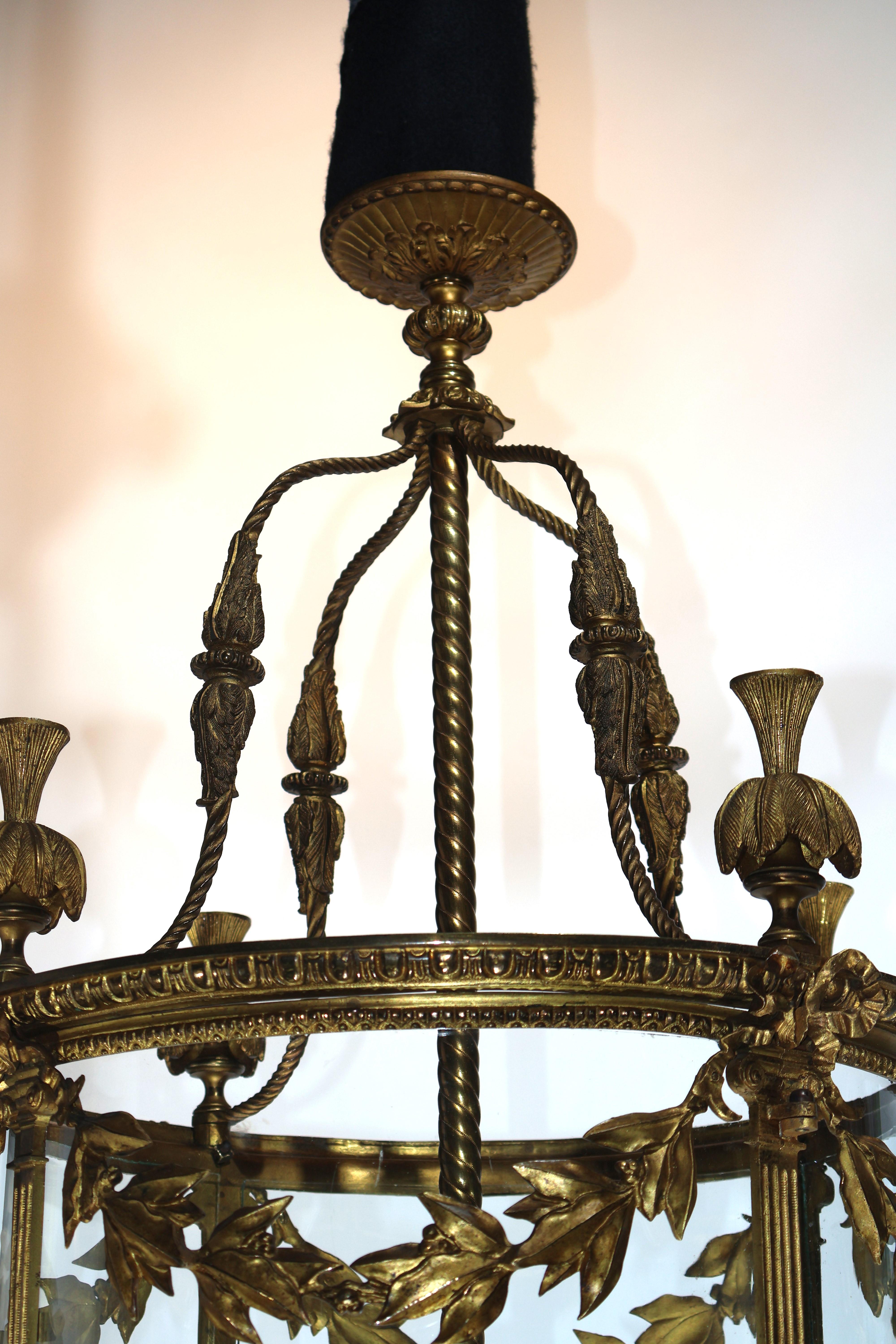 Début du 20ème siècle Une très belle lanterne cylindrique en bronze doré en vente