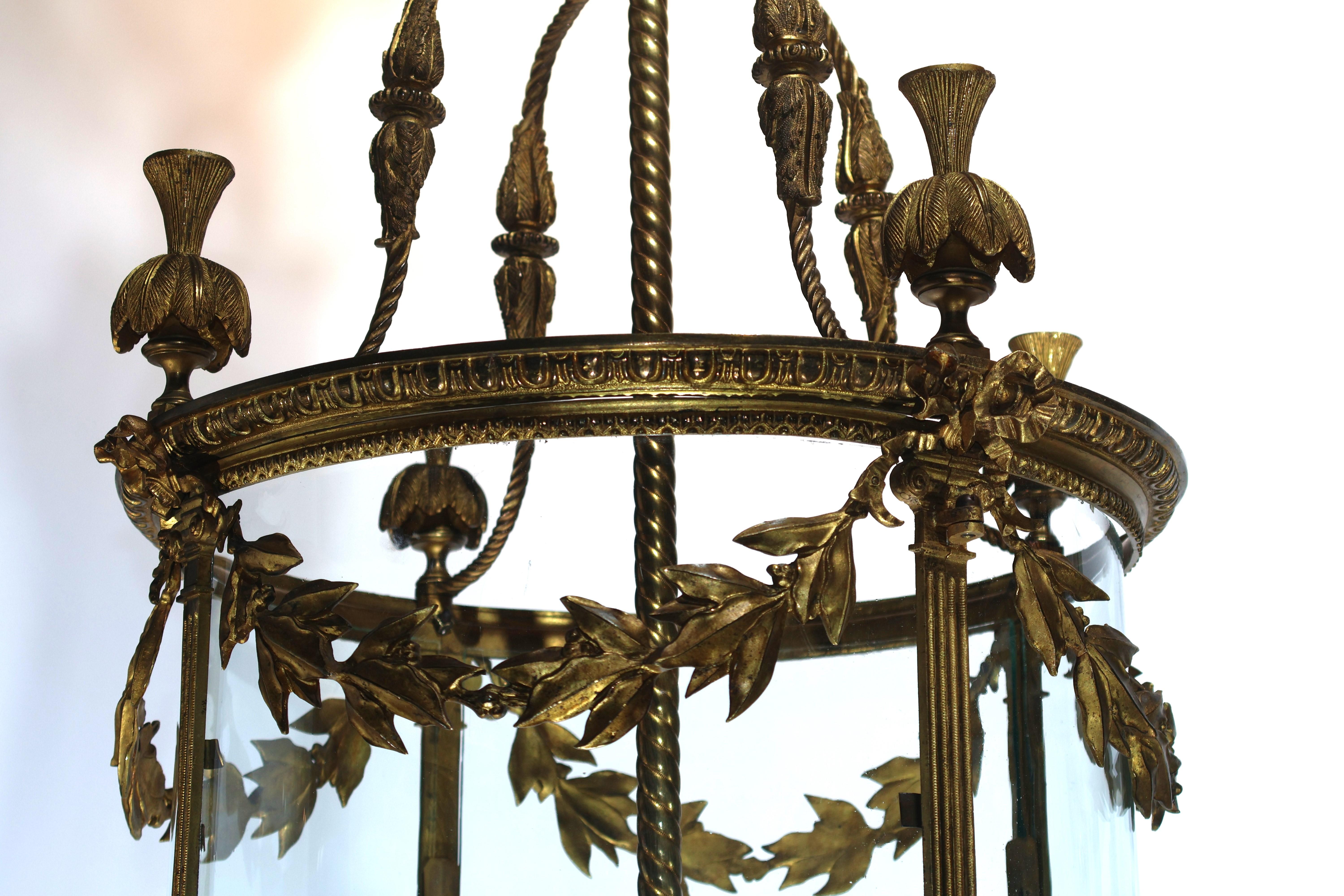 Bronze Une très belle lanterne cylindrique en bronze doré en vente