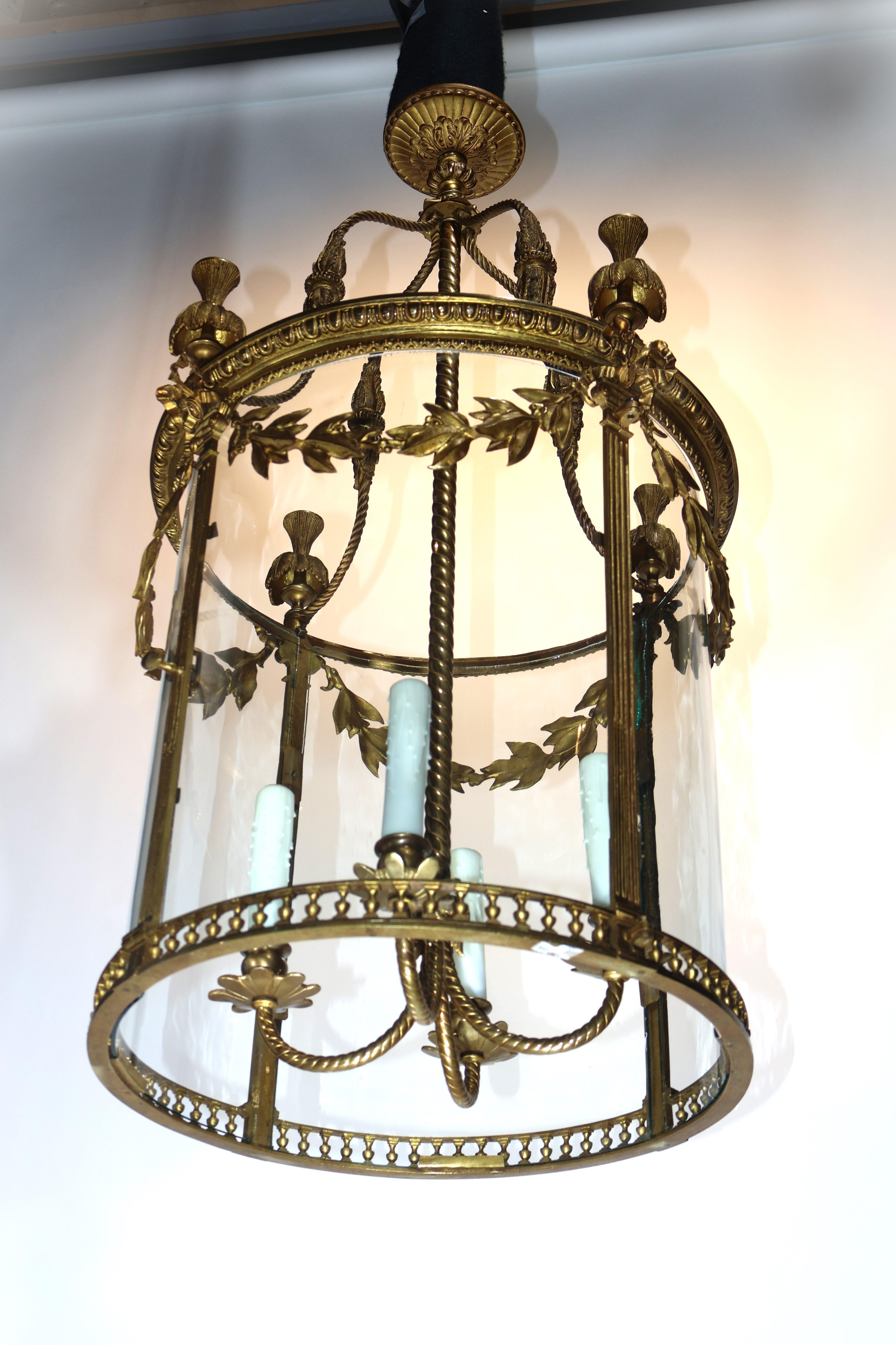 Une très belle lanterne cylindrique en bronze doré en vente 1
