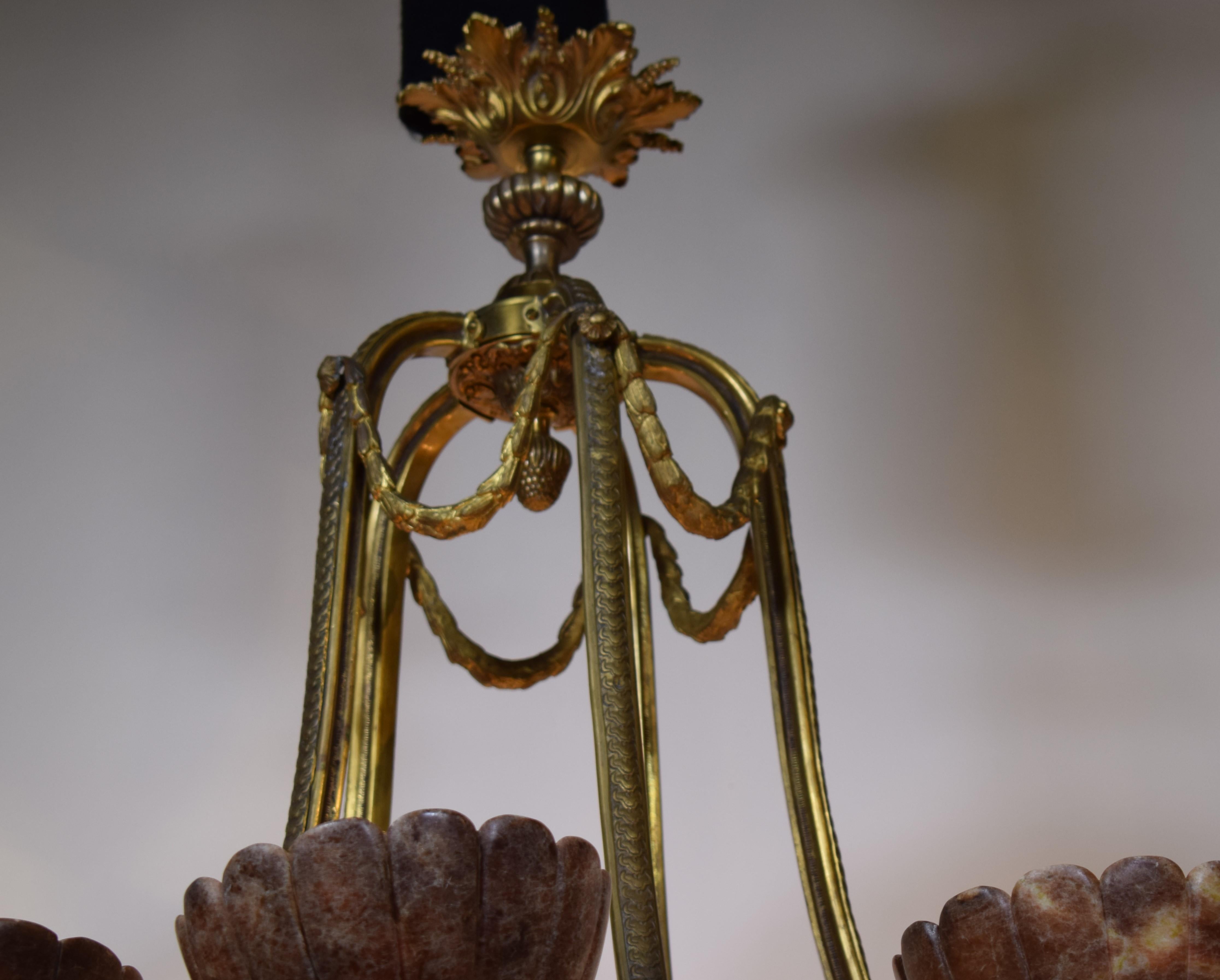 Ein sehr feiner Kronleuchter aus vergoldeter Bronze und Alabaster im Angebot 4