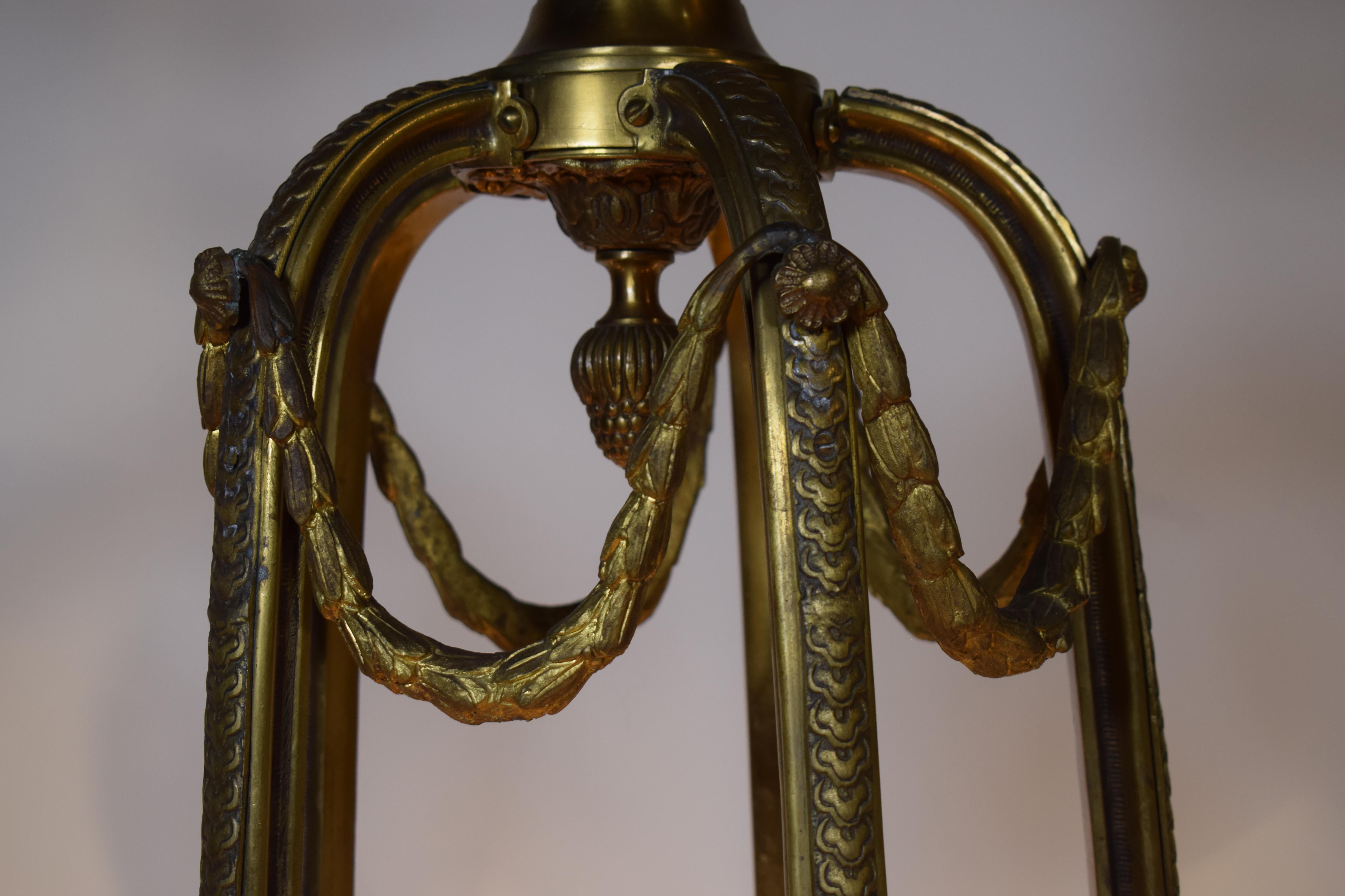 Ein sehr feiner Kronleuchter aus vergoldeter Bronze und Alabaster im Angebot 7