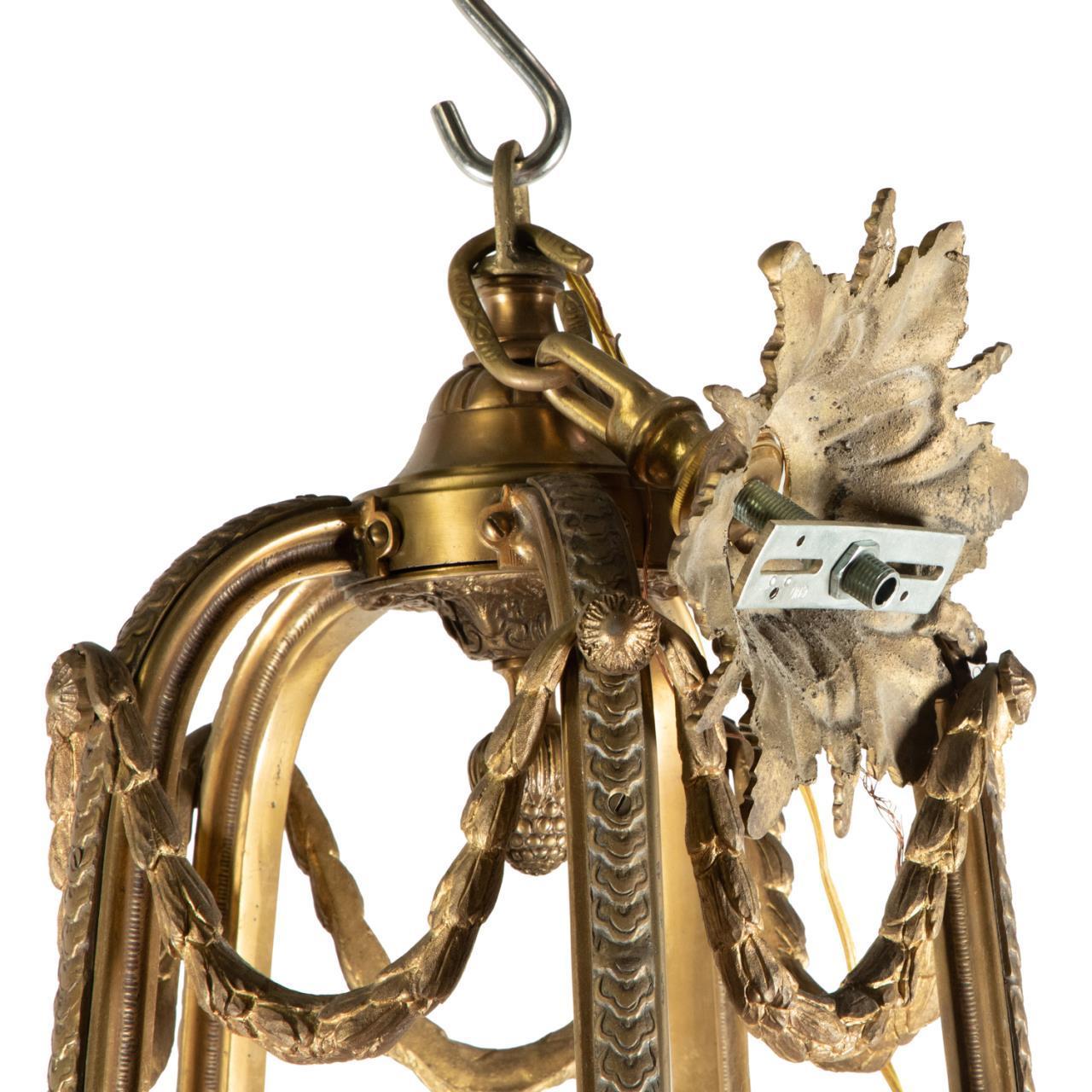 Ein sehr feiner Kronleuchter aus vergoldeter Bronze und Alabaster im Angebot 13