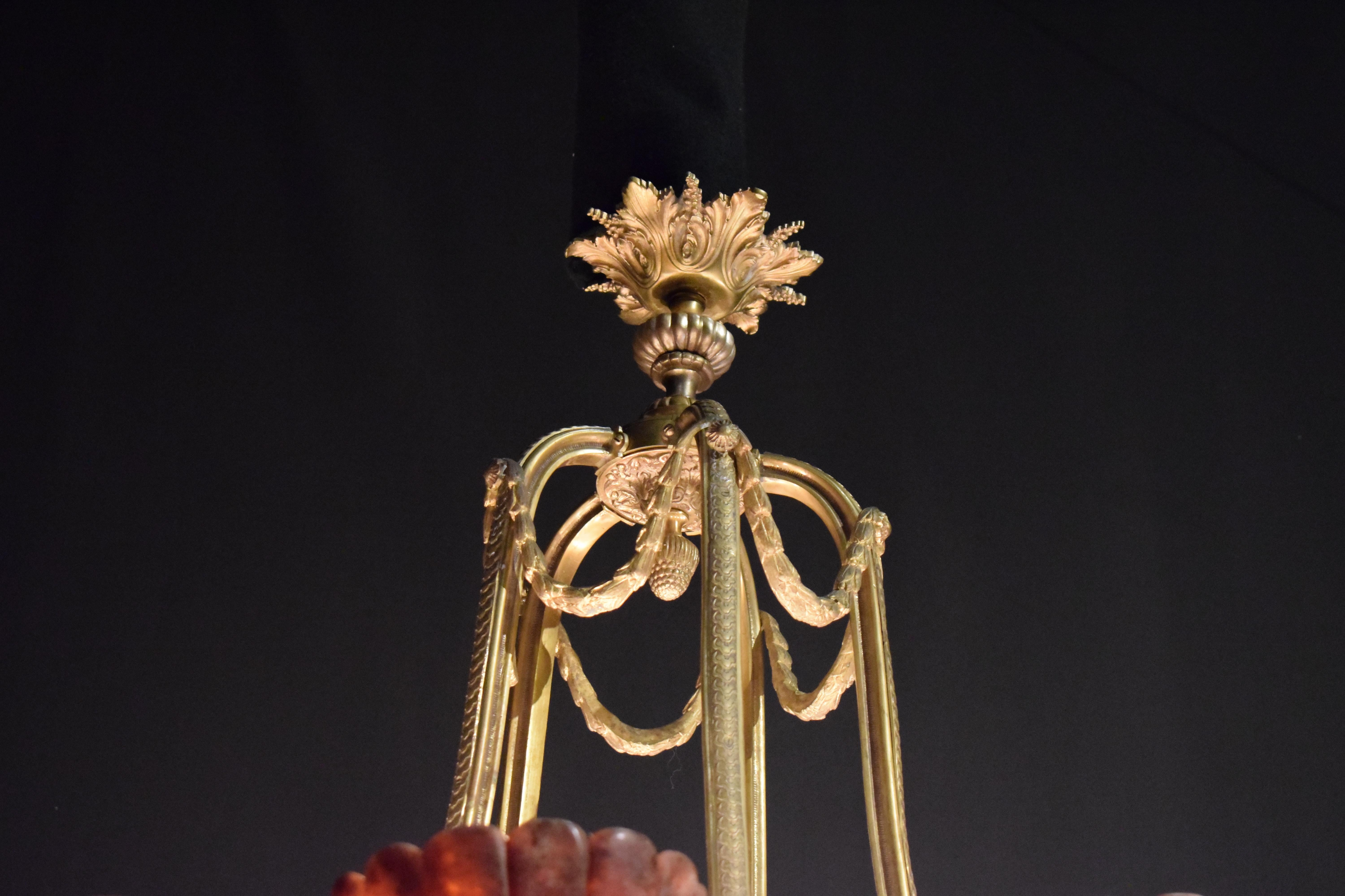 Ein sehr feiner Kronleuchter aus vergoldeter Bronze und Alabaster (Vergoldet) im Angebot