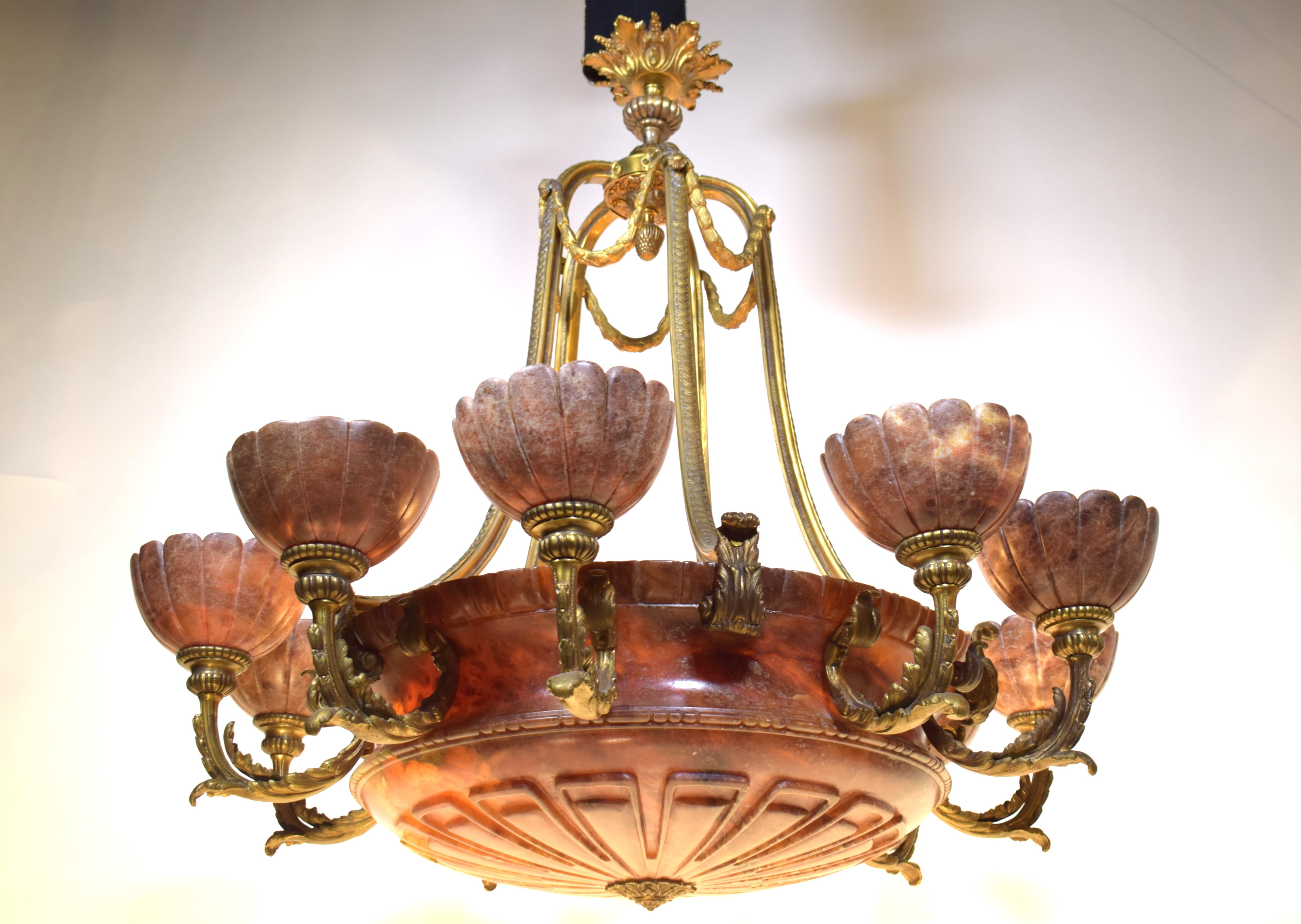 Ein sehr feiner Kronleuchter aus vergoldeter Bronze und Alabaster im Angebot 2