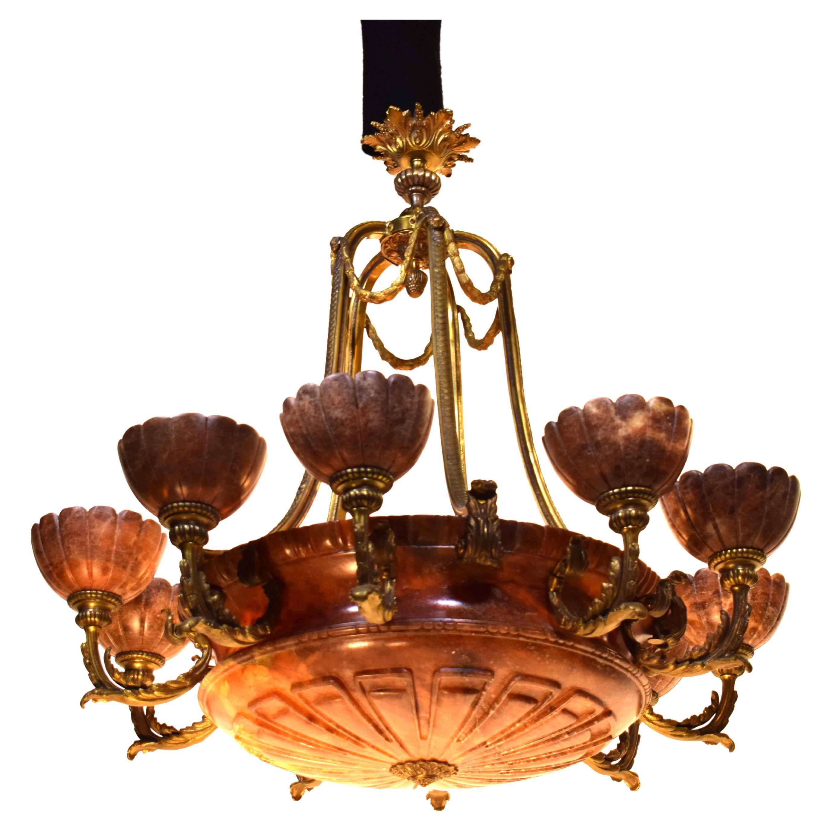 Ein sehr feiner Kronleuchter aus vergoldeter Bronze und Alabaster im Angebot