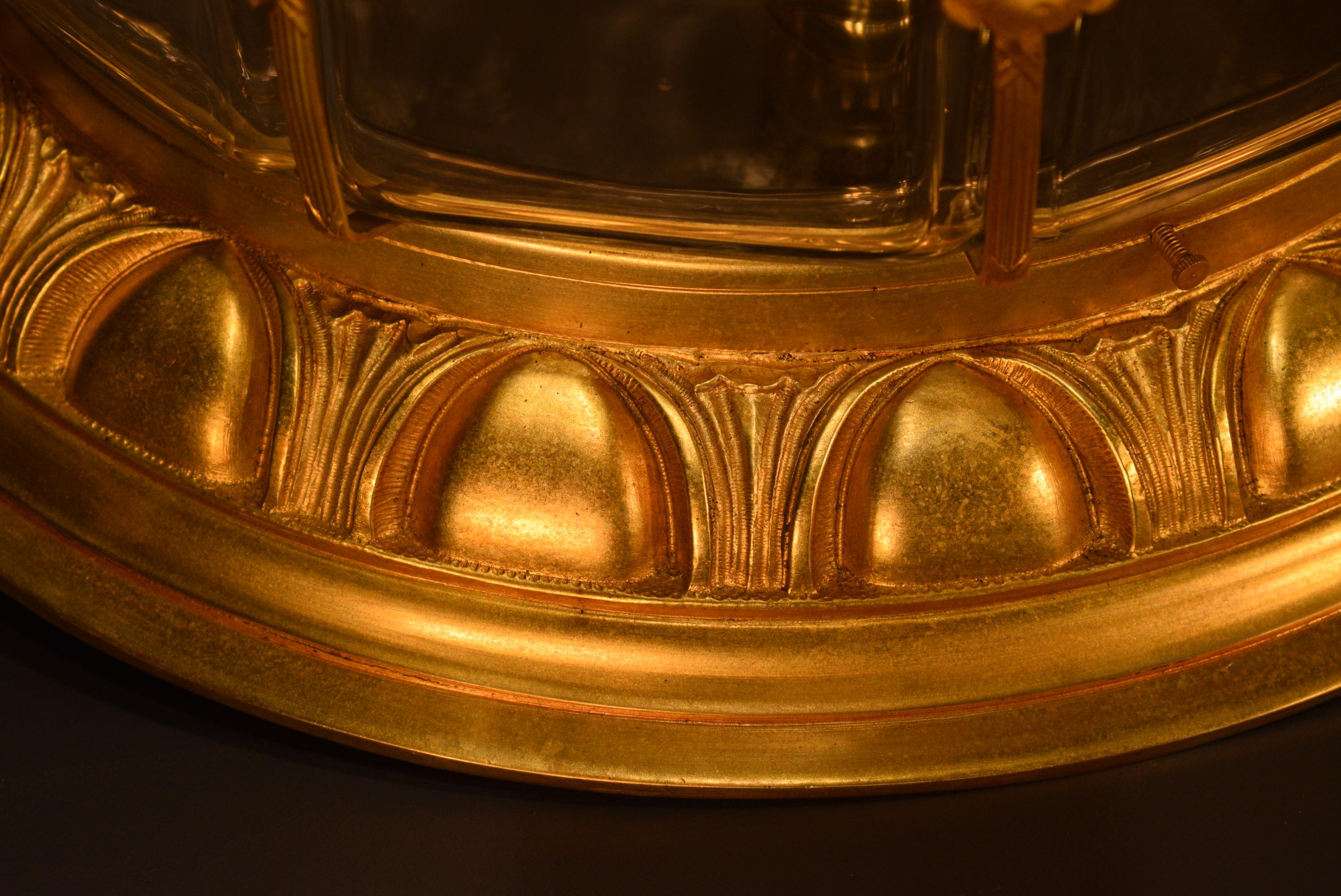 Français Très beau Plafonnier en bronze doré et verre soufflé en vente