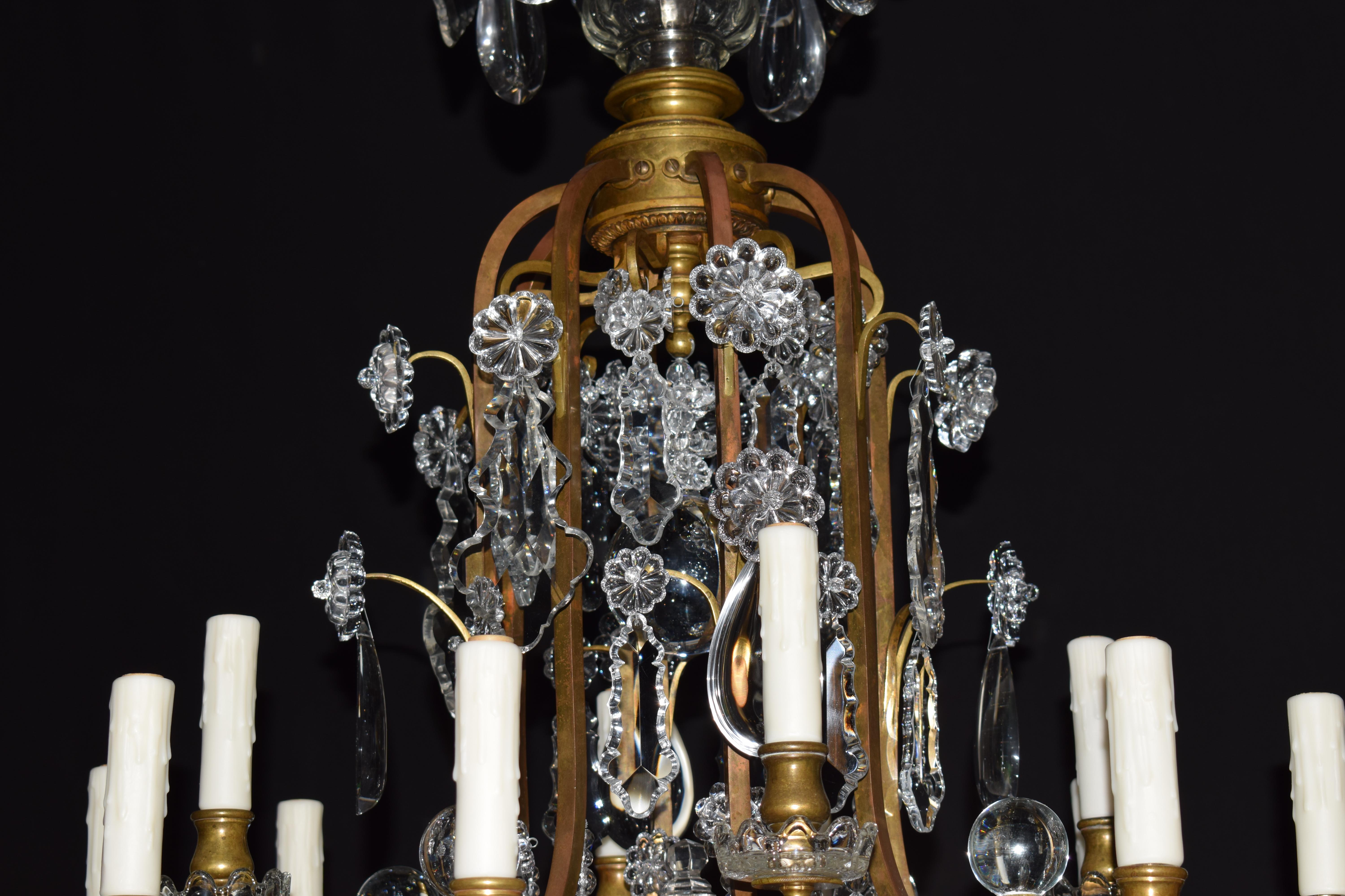 Bronze Très beau lustre « Age » de style Louis XV en bronze doré et cristal en vente