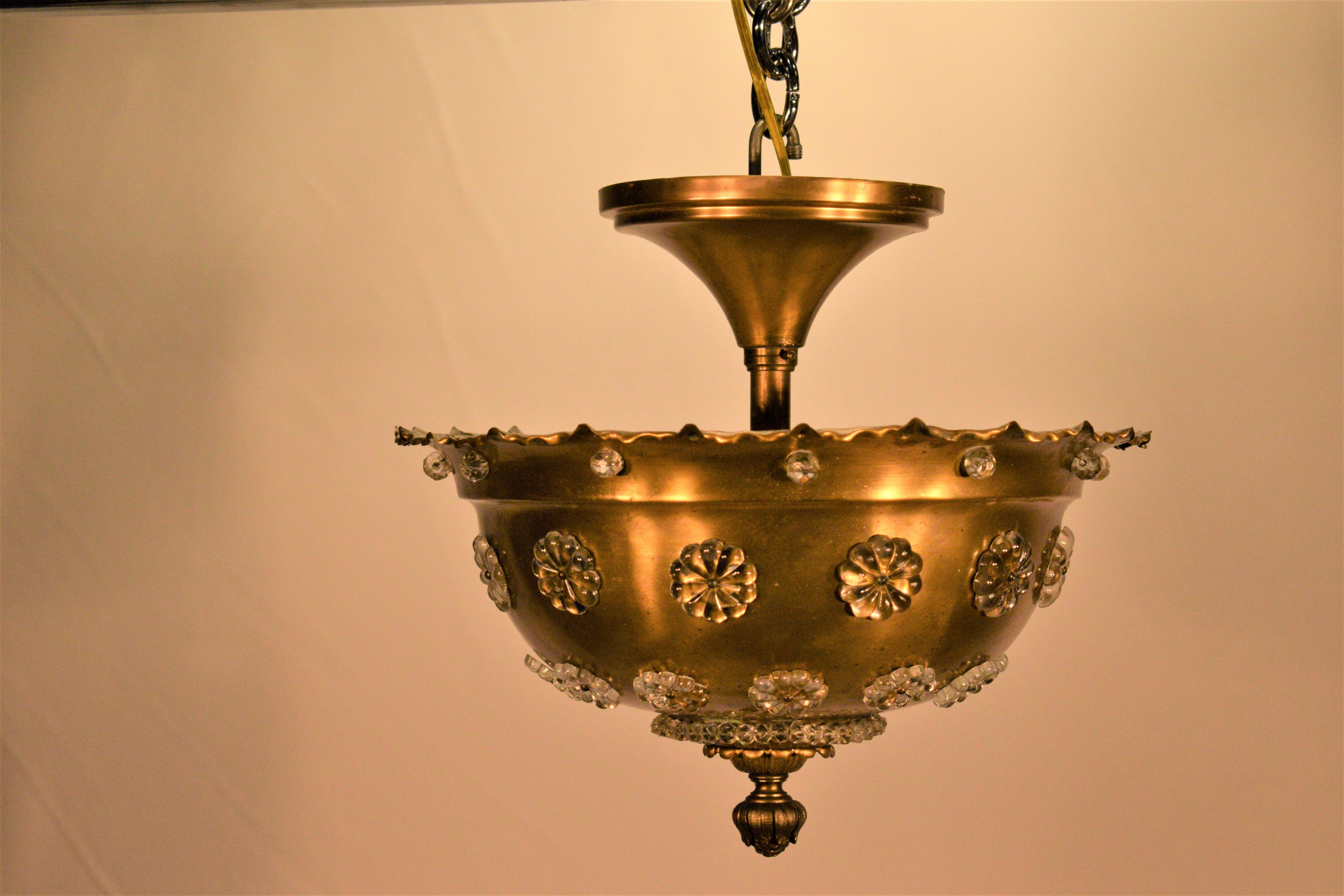 Ein sehr schöner Plafonnier aus vergoldeter Bronze und Kristall, Frankreich, um 1930. 3 Lichter
Abmessungen: Höhe 10 1/2