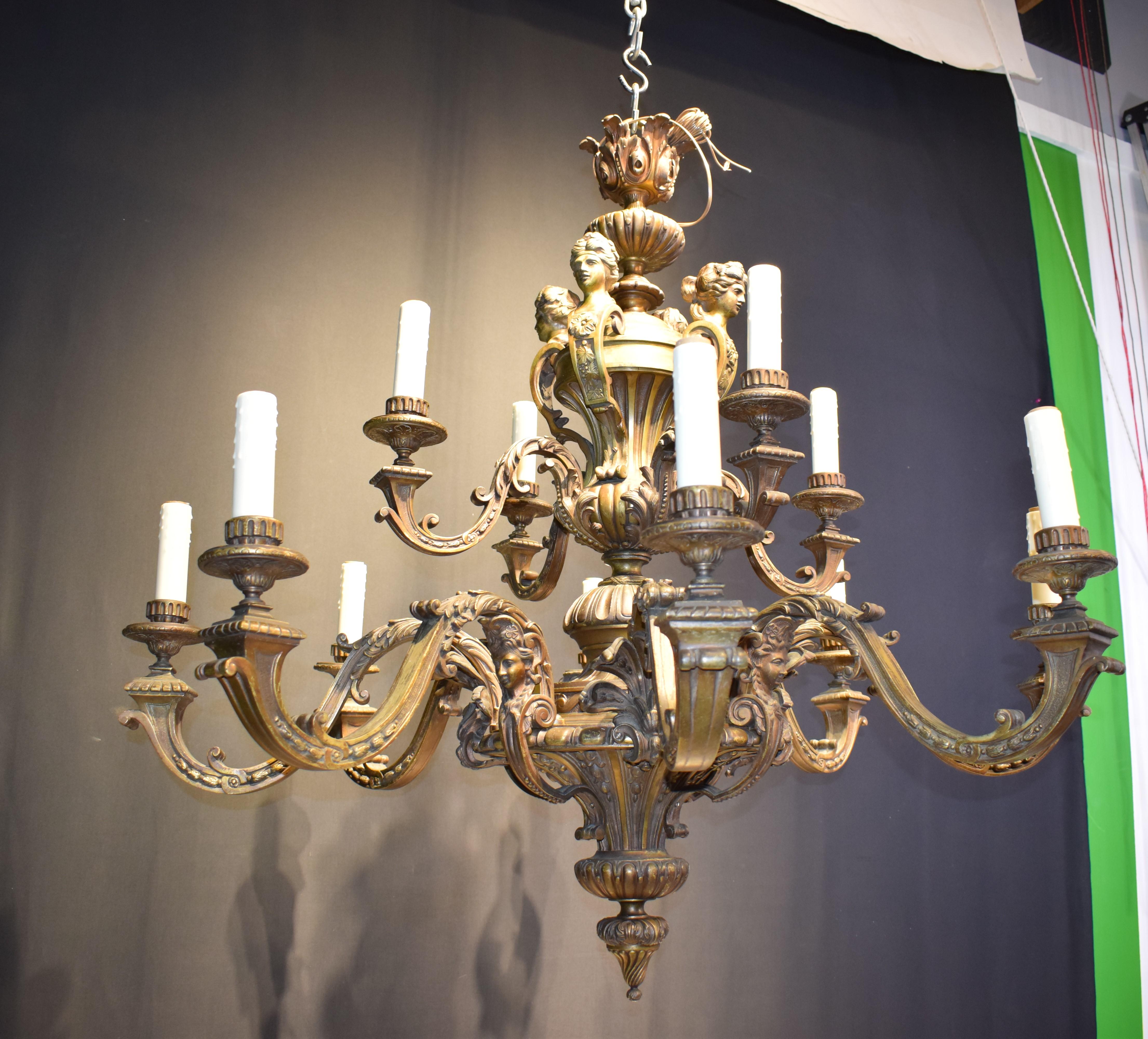 Magnifique lustre en bronze doré de style Régence, composé de cinq bras en forme sur deux niveaux, de masques de vierges et de bustes. France, datant d'environ 1900.
Dimensions : Hauteur 46