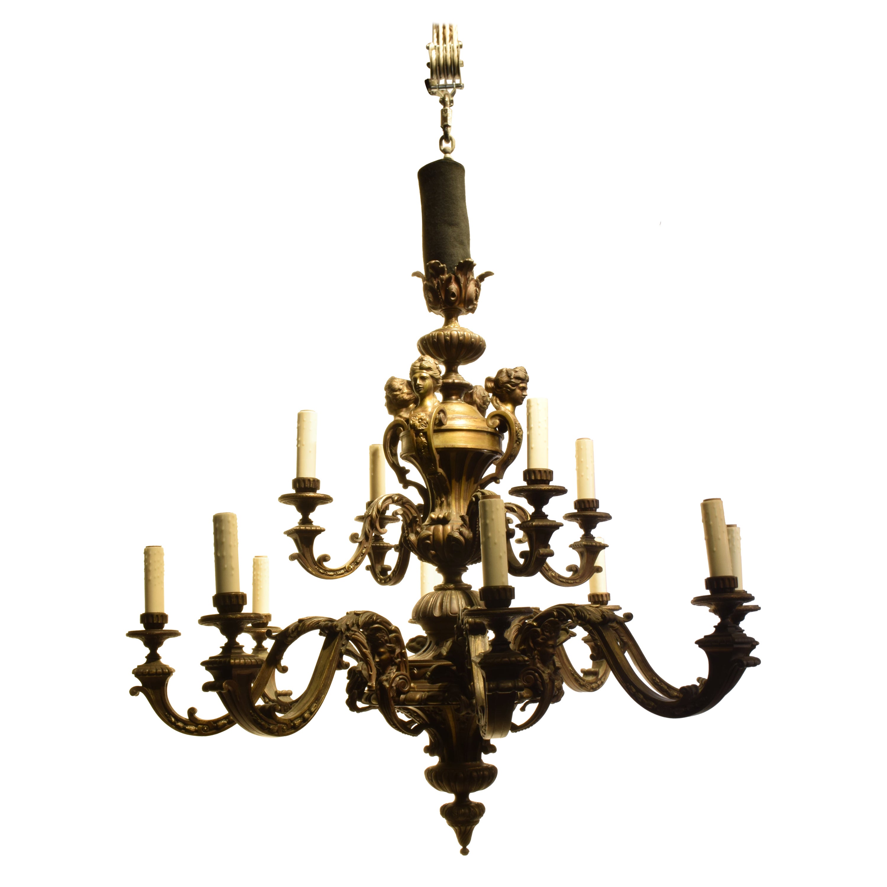 Un raffinato lampadario in bronzo dorato