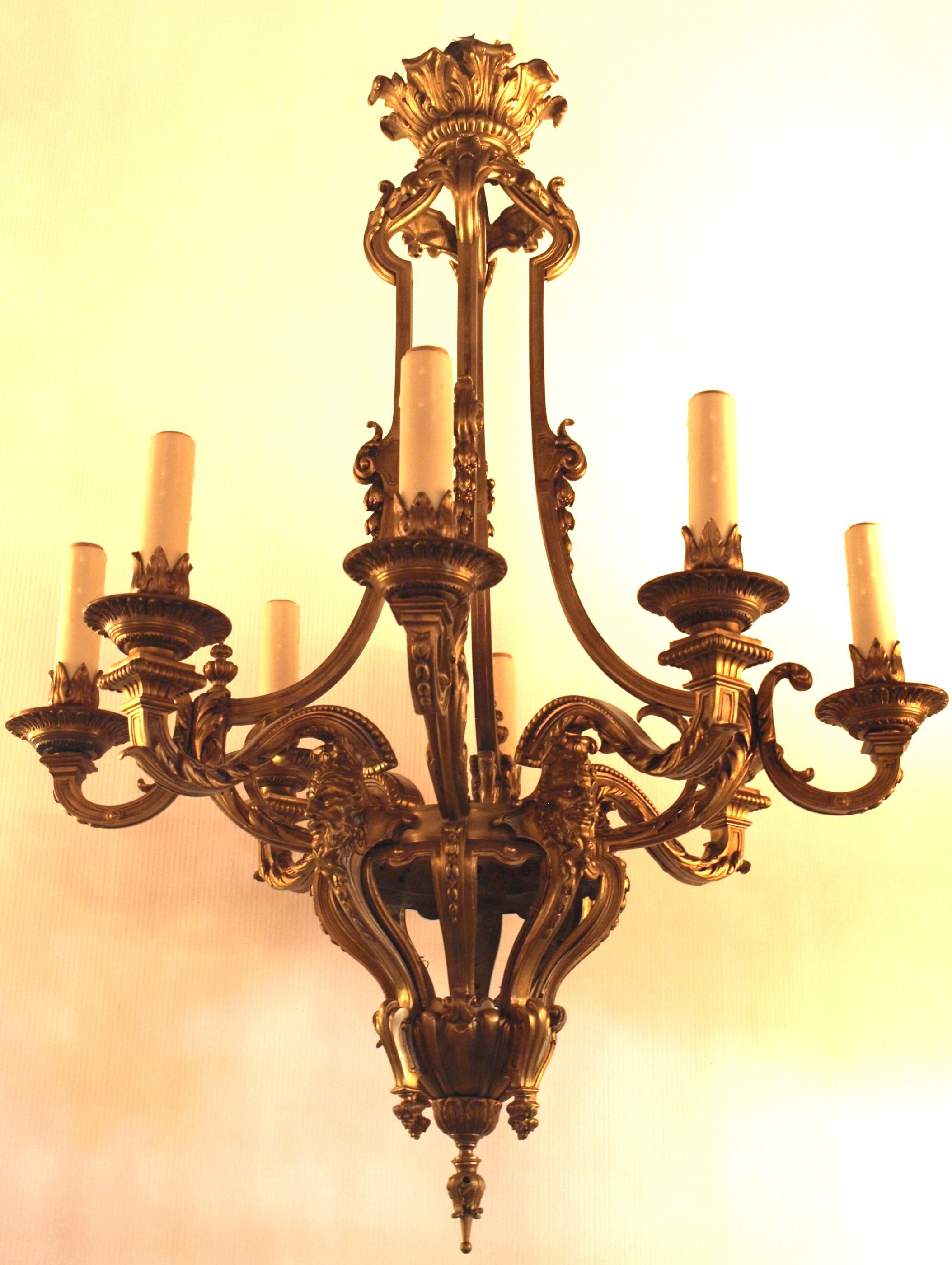 Un très beau lustre en bronze doré, France, vers 1910. 8 Lumières
Dimensions : Hauteur 42