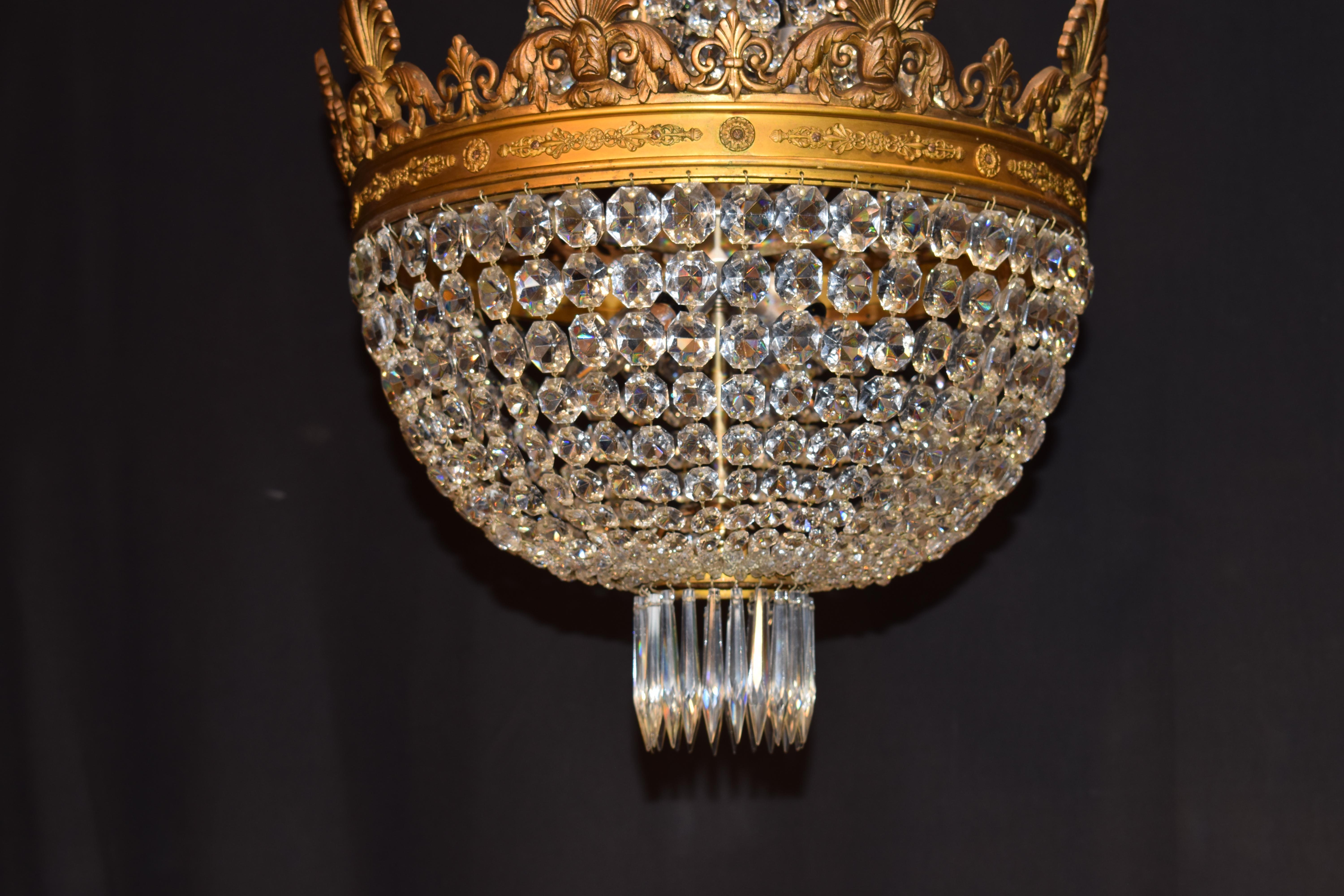 Raffinato lampadario a cesto in bronzo dorato e cristallo di Baccarat in vendita 6
