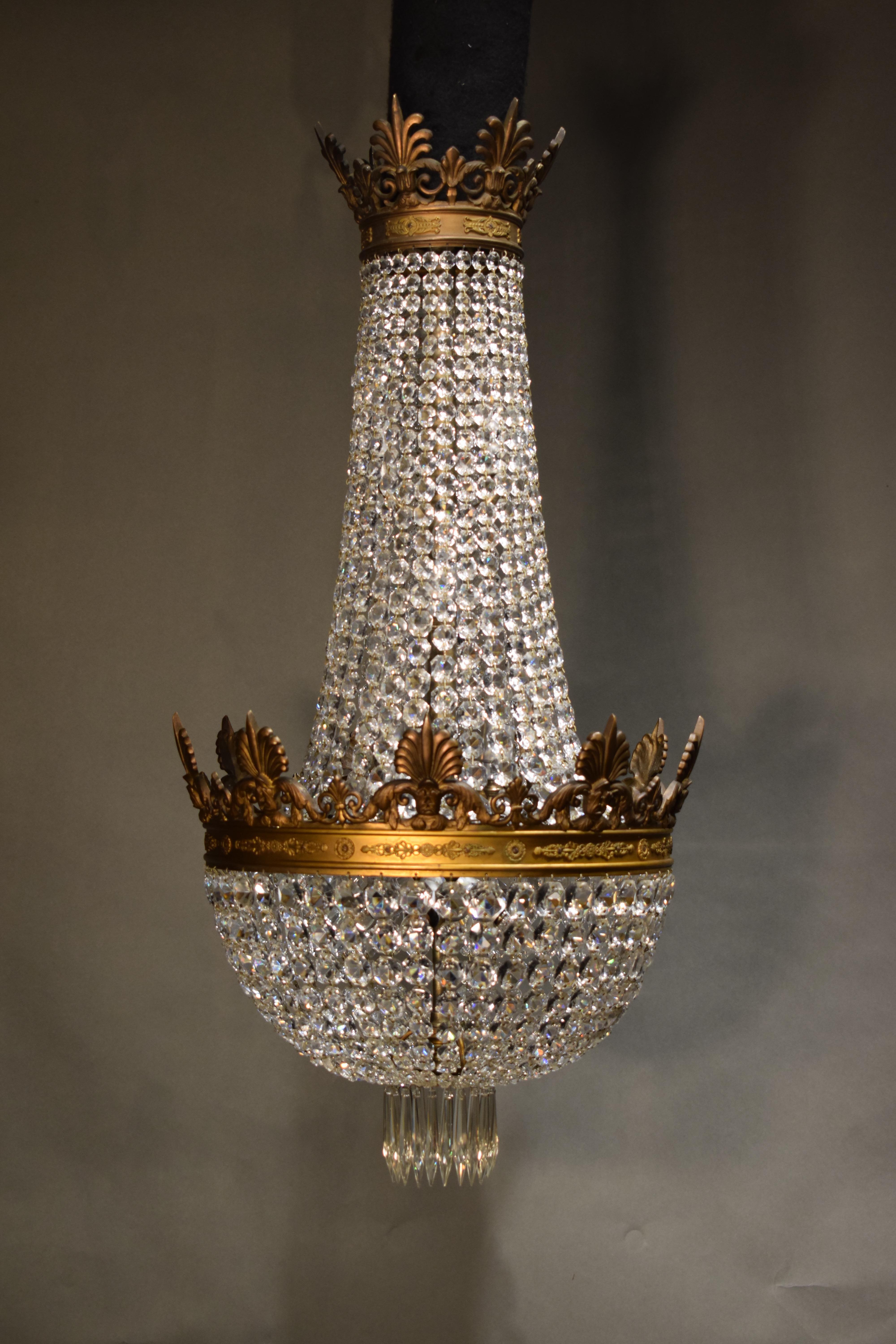 Doré Très beau lustre « Coffret » en bronze doré et cristal de Baccarat en vente