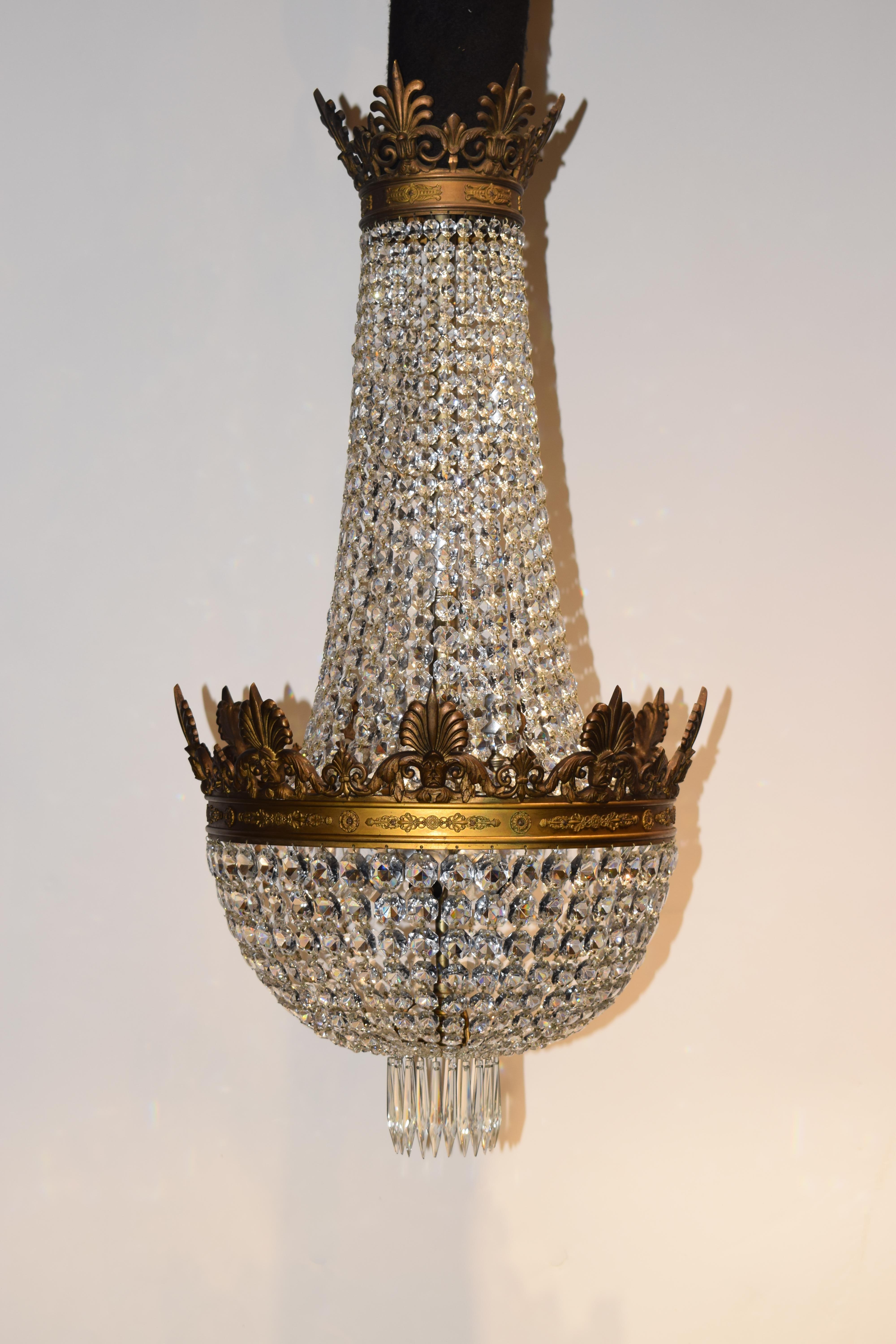 Bronze Très beau lustre « Coffret » en bronze doré et cristal de Baccarat en vente