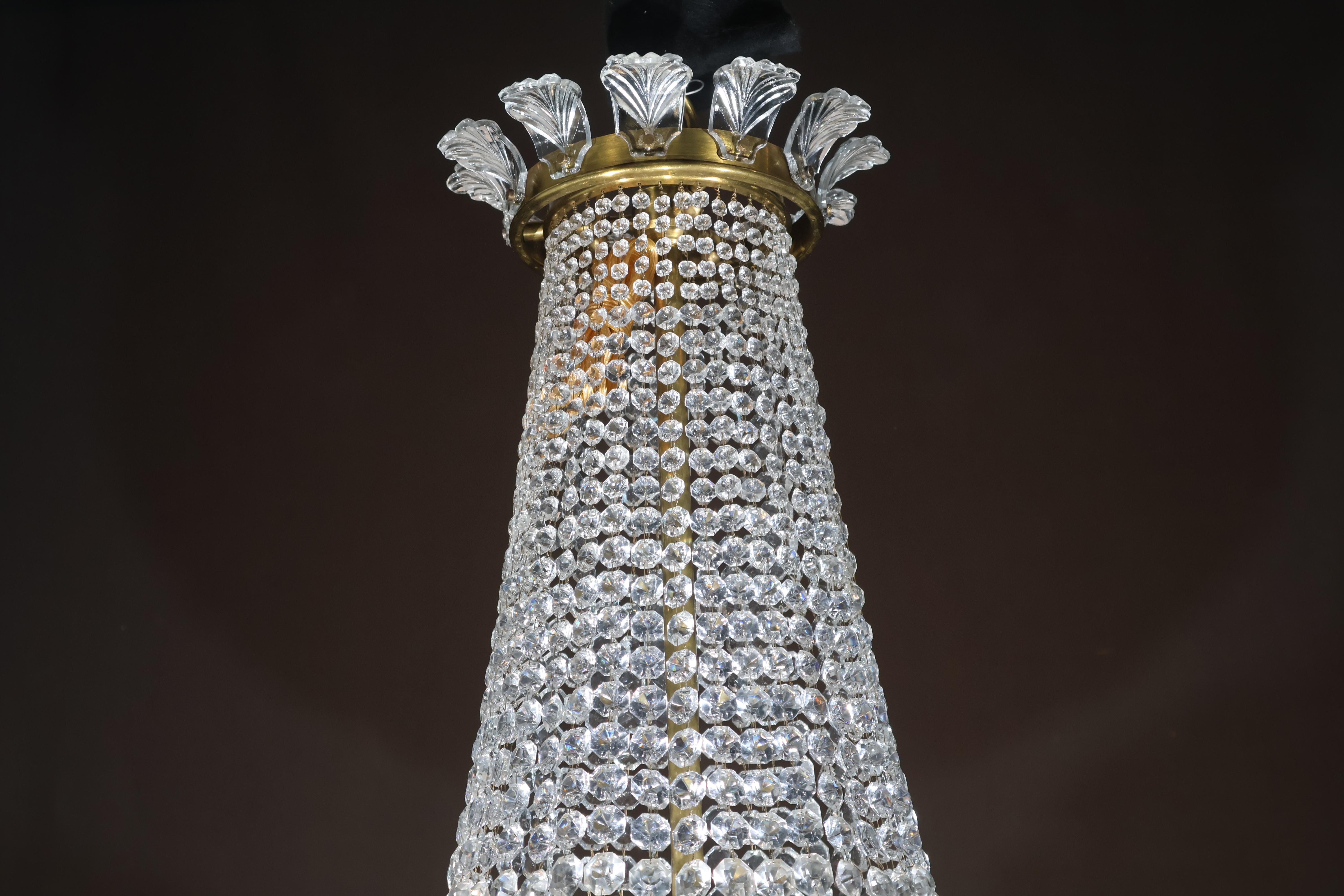 Très beau lustre en bronze doré et cristal de Baccarat. en vente 3