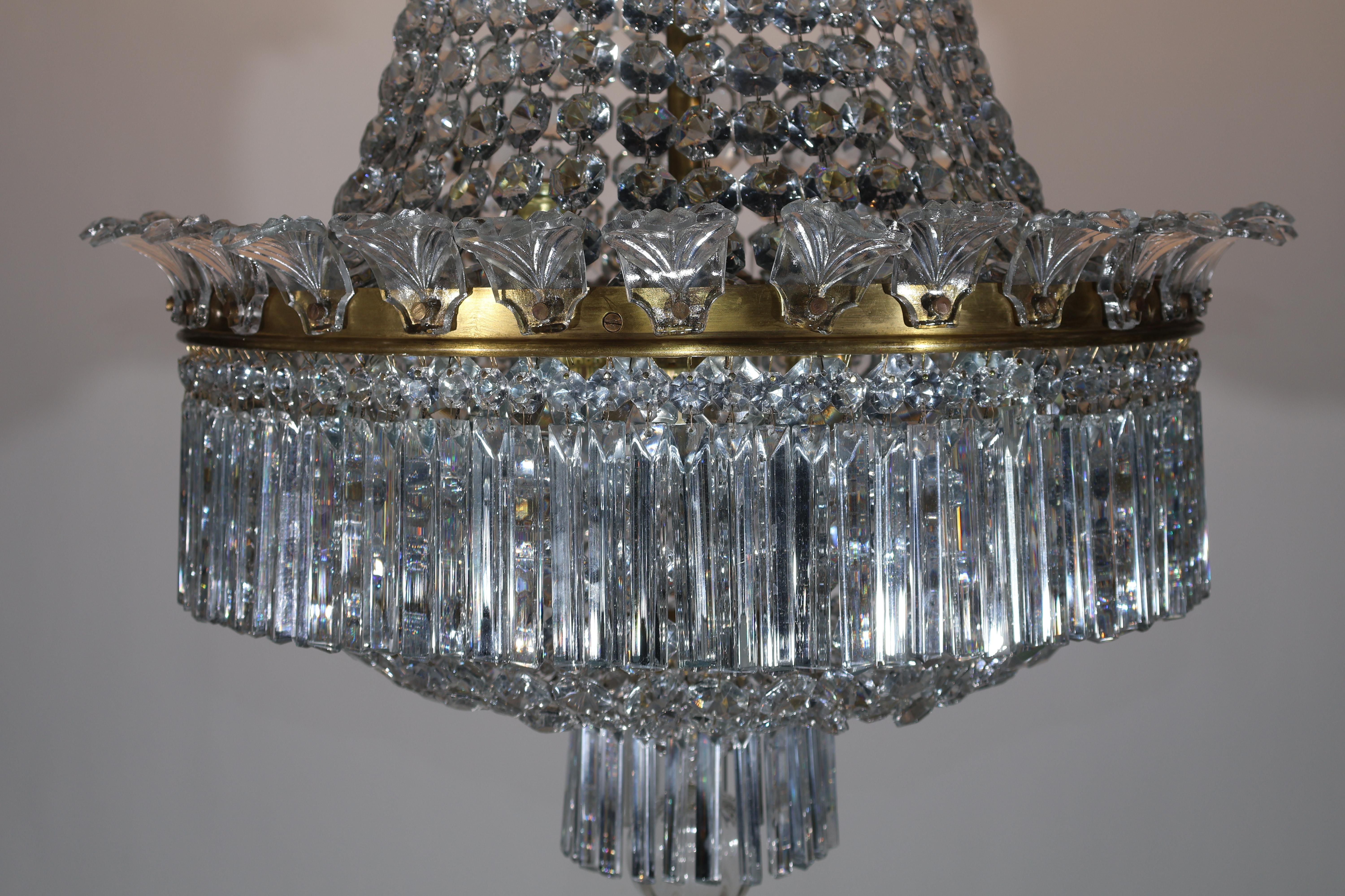 Très beau lustre en bronze doré et cristal de Baccarat. en vente 4