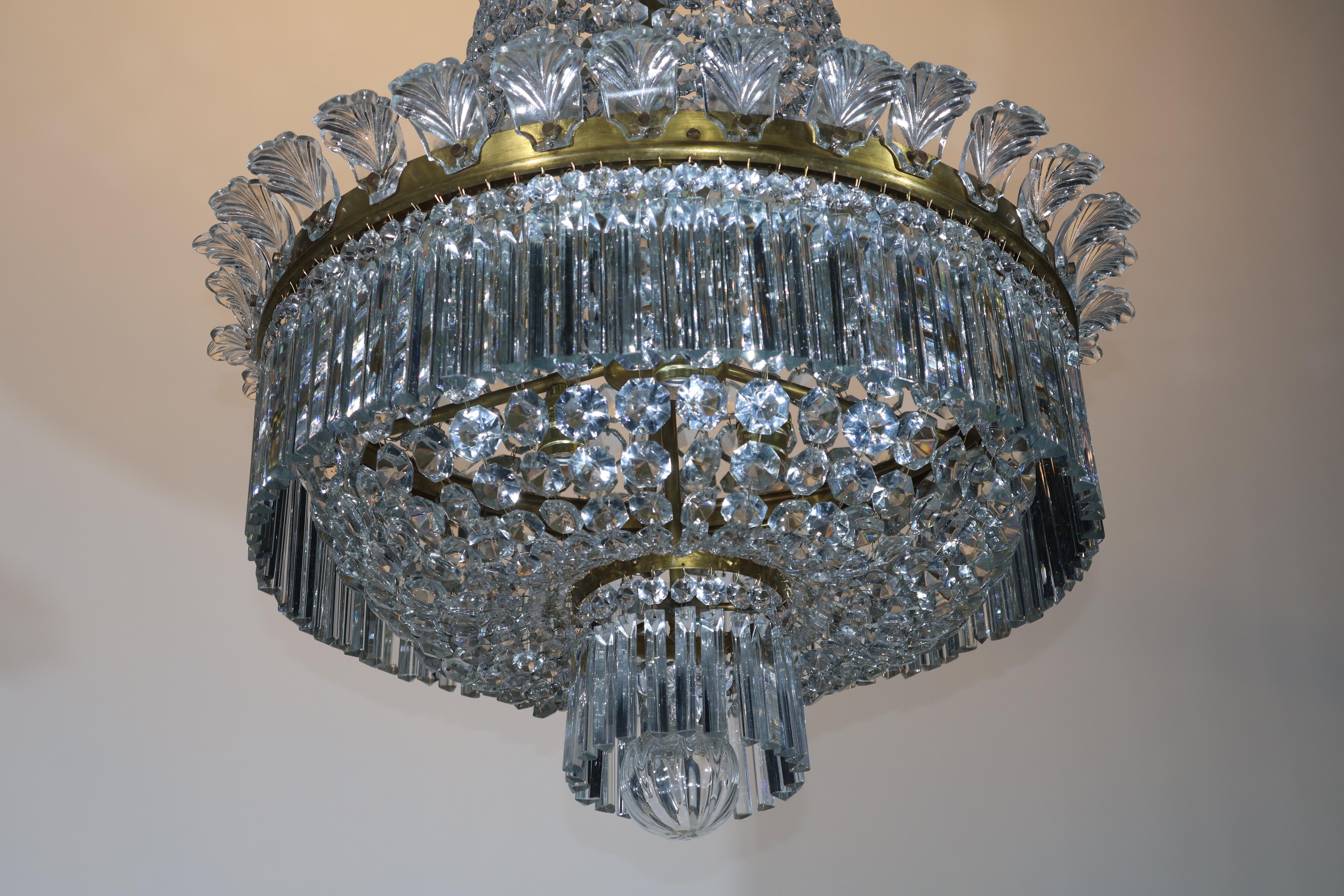 Très beau lustre en bronze doré et cristal de Baccarat. en vente 5