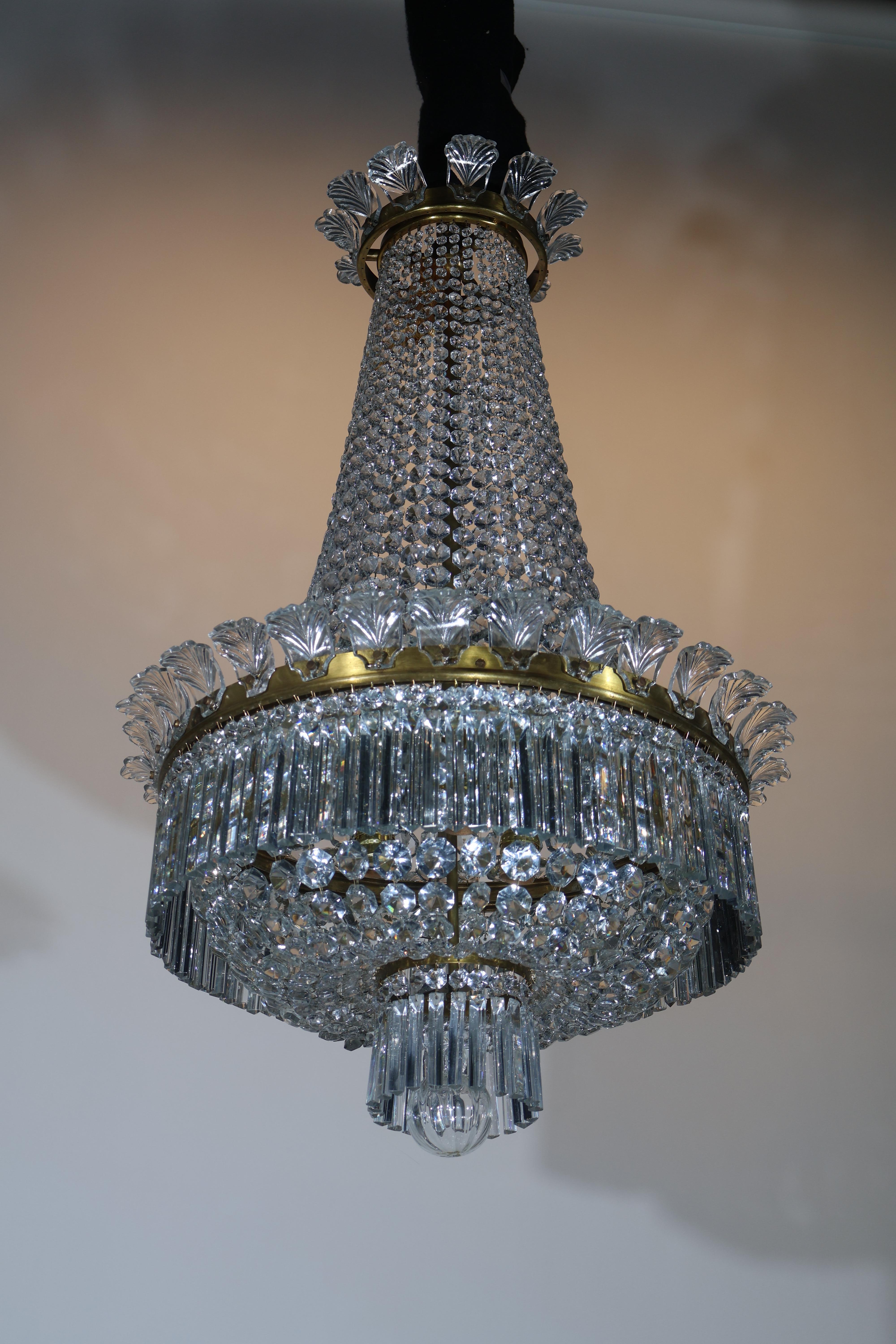 Très beau lustre en bronze doré et cristal de Baccarat. en vente 6