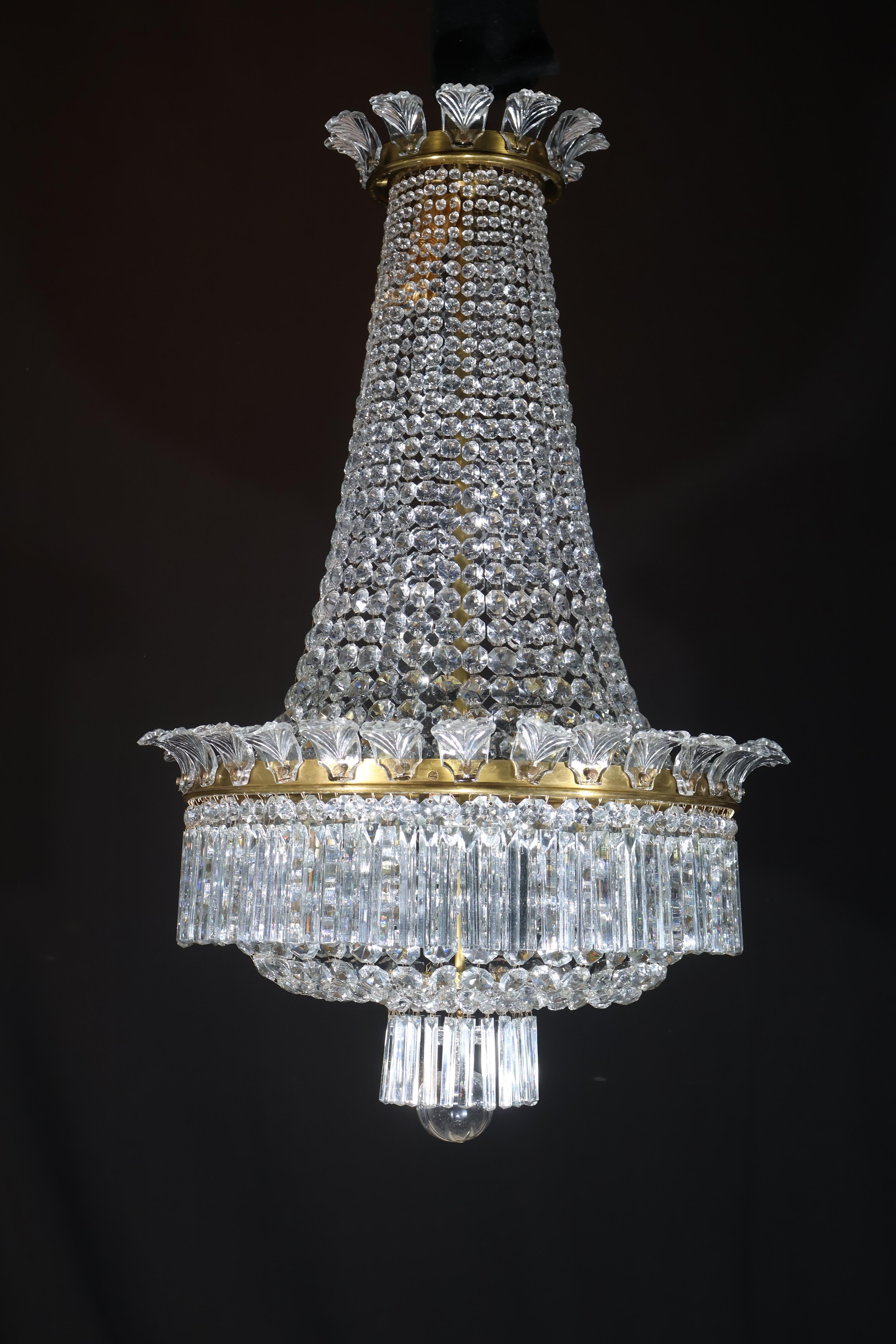 Très beau lustre en bronze doré et cristal de Baccarat. 6 lumières.
France, vers 1930.
Dimensions : Hauteur 40