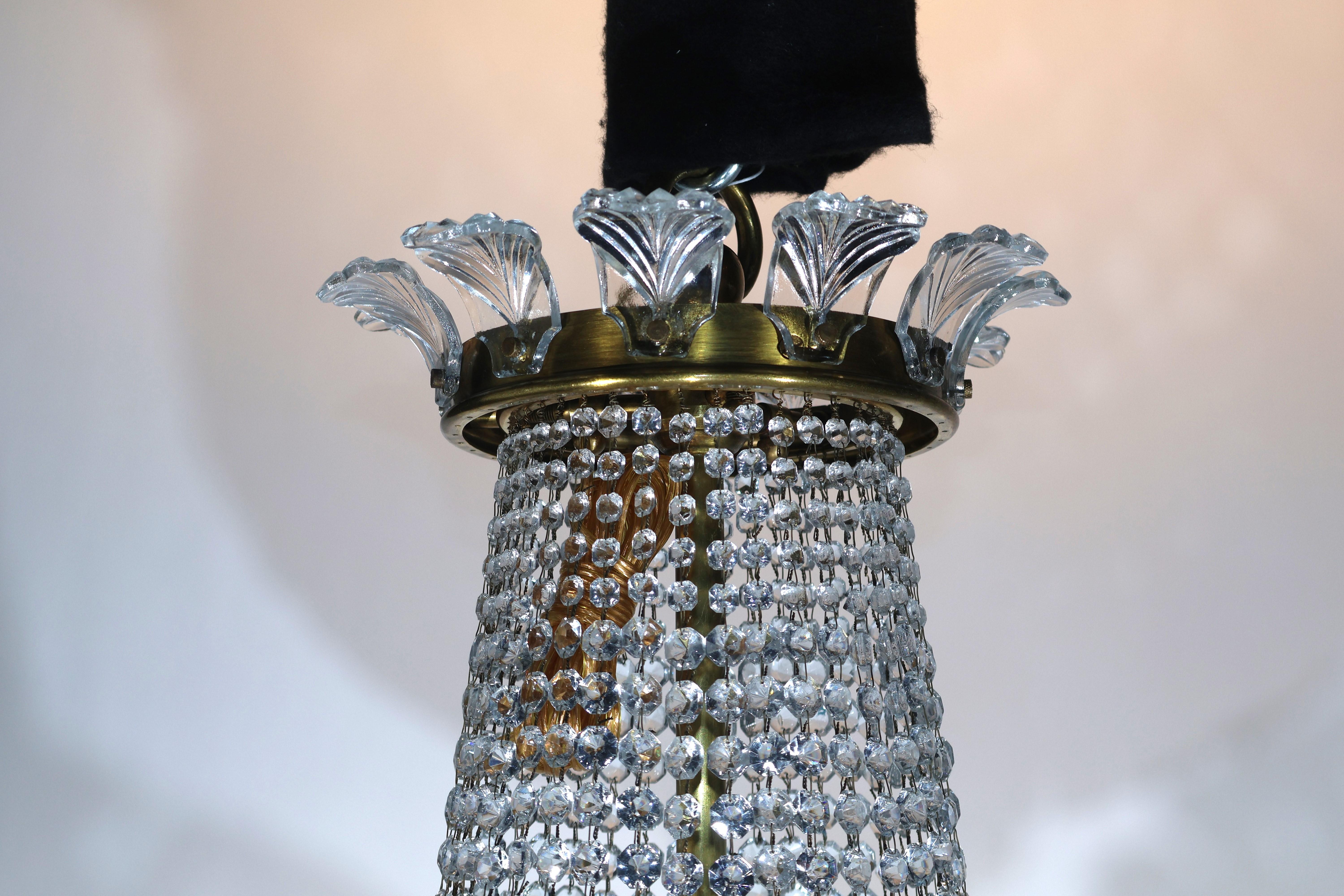 Français Très beau lustre en bronze doré et cristal de Baccarat. en vente