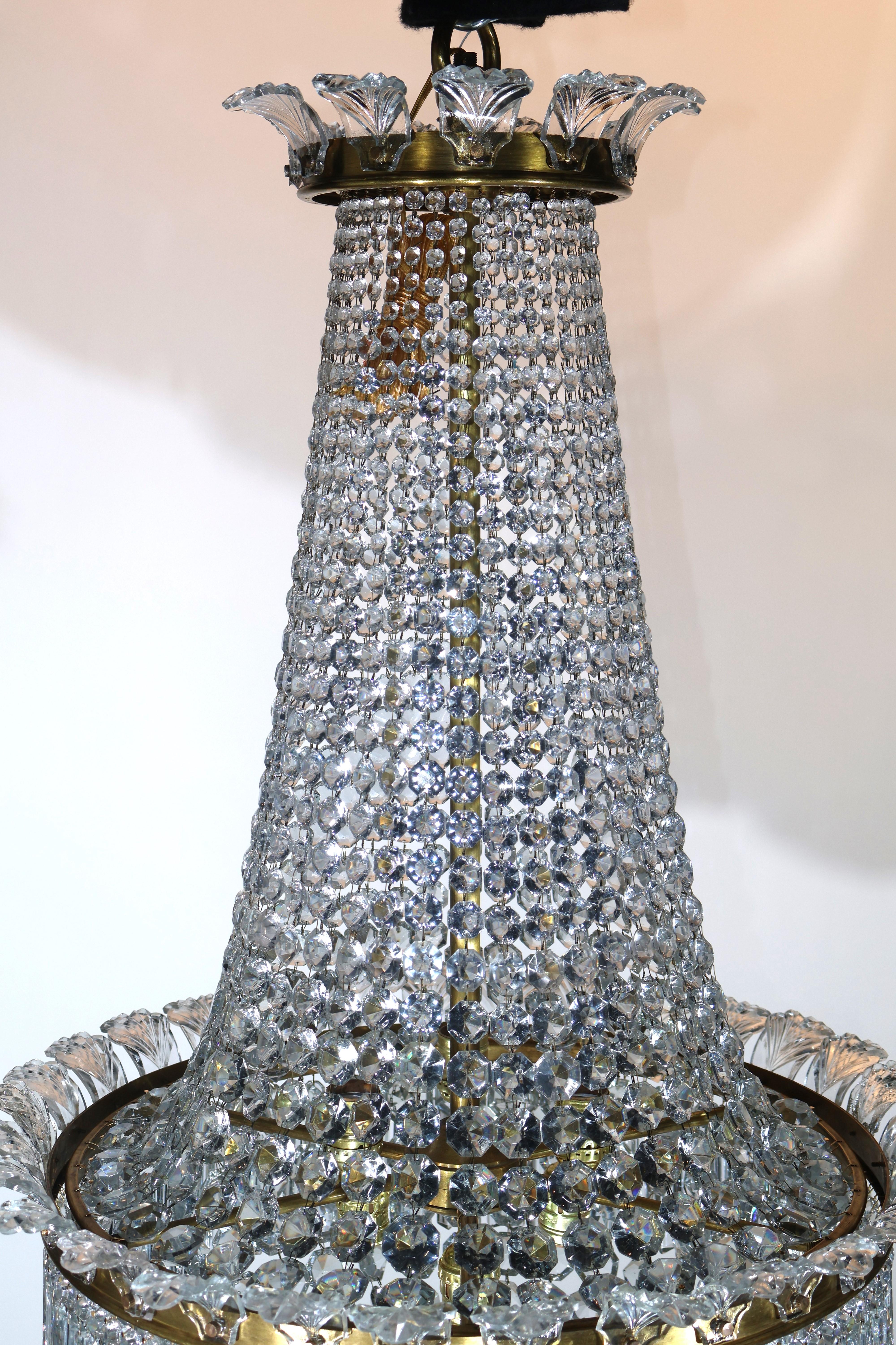 Très beau lustre en bronze doré et cristal de Baccarat. Bon état - En vente à Atlanta, GA