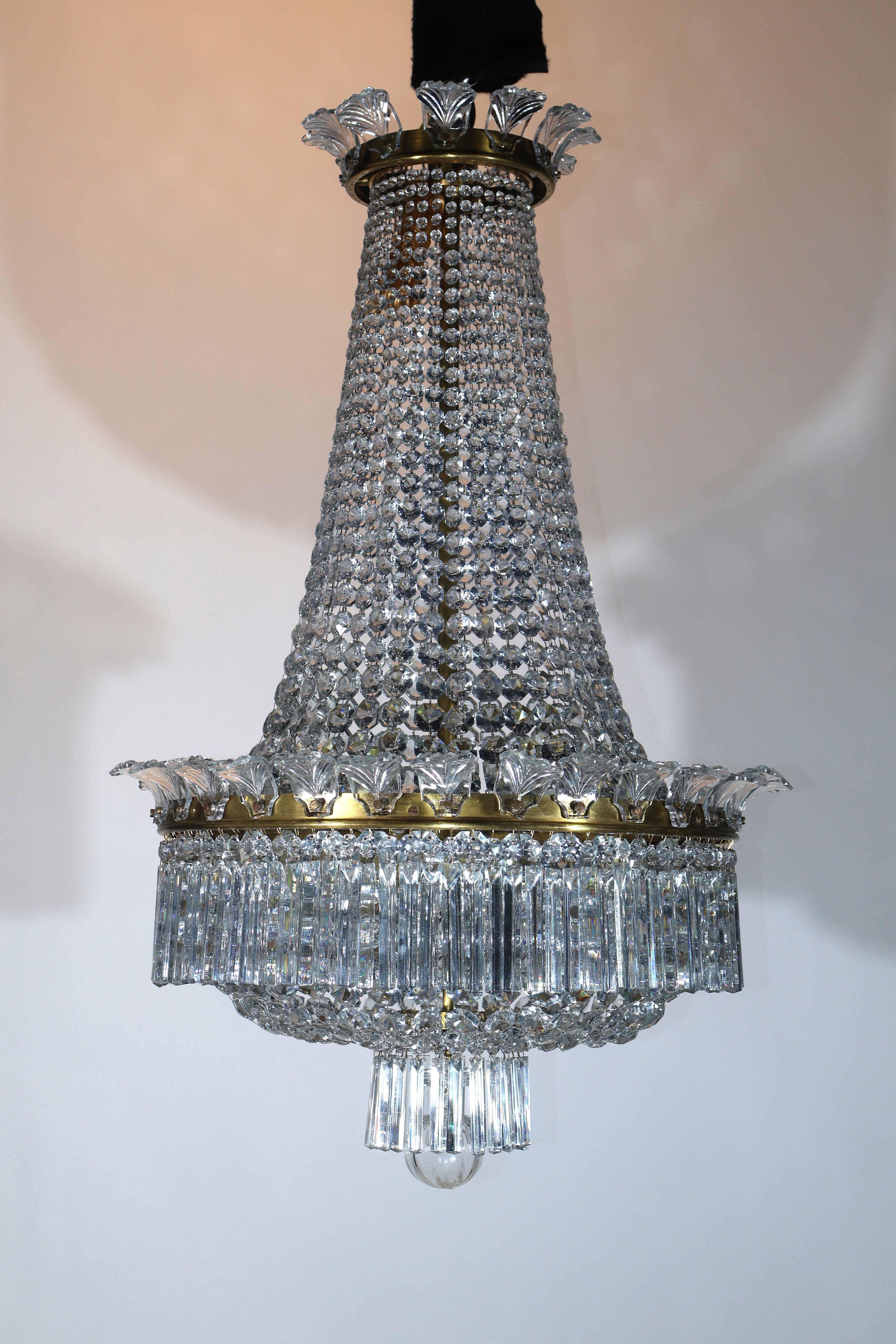 Milieu du XXe siècle Très beau lustre en bronze doré et cristal de Baccarat. en vente