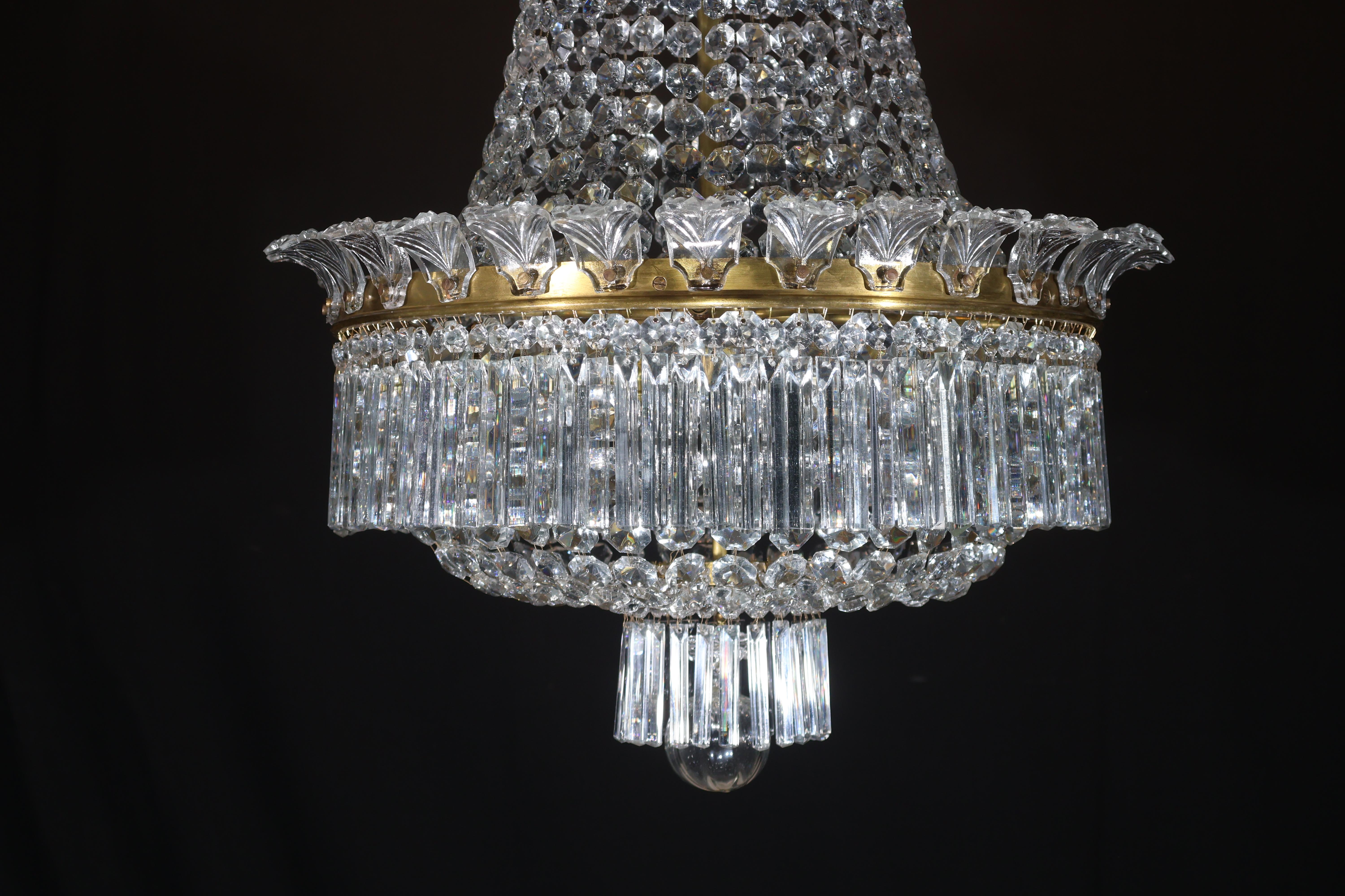 Très beau lustre en bronze doré et cristal de Baccarat. en vente 2