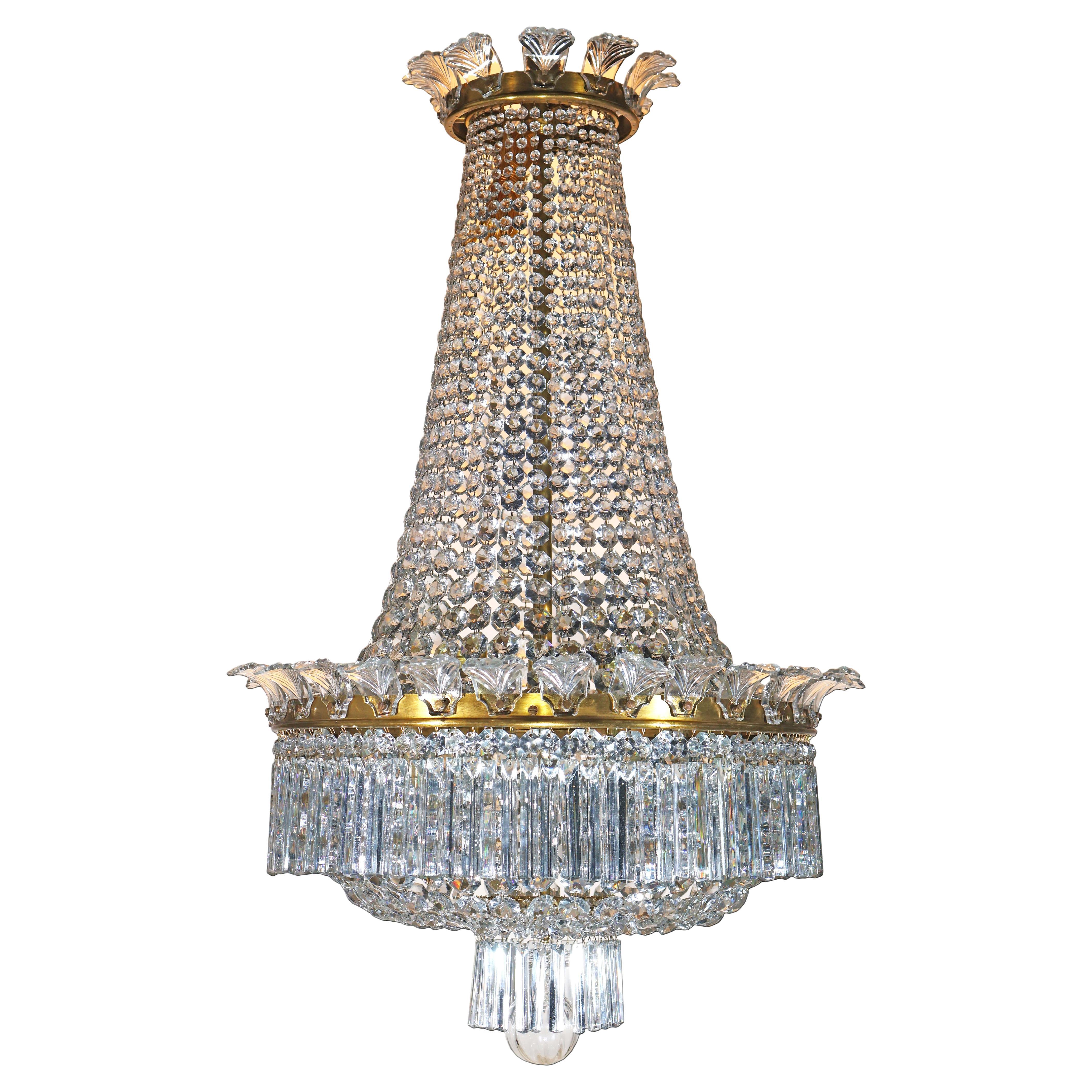 Un raffinato lampadario in bronzo dorato e cristallo di Baccarat.
