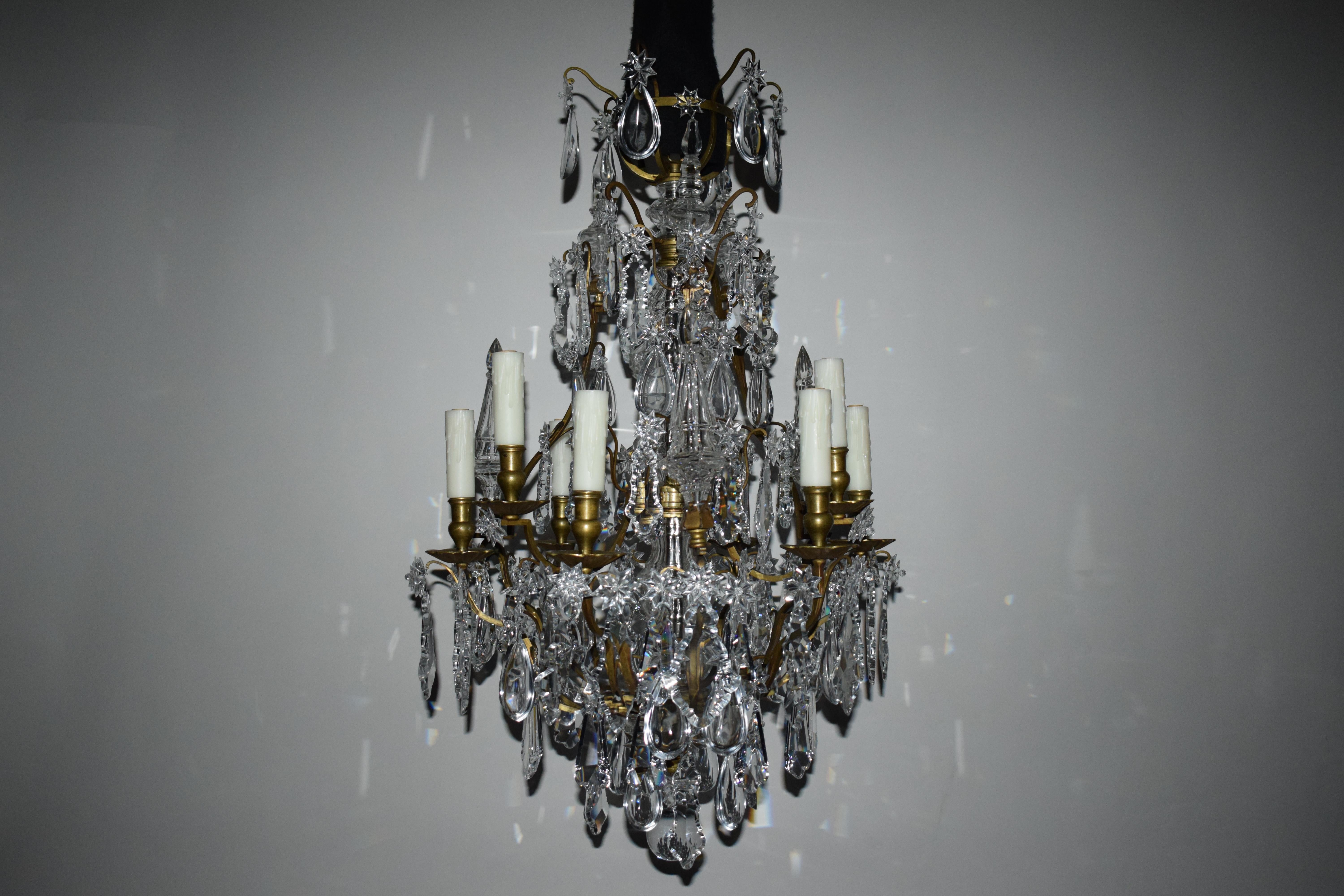 Raffinato lampadario in bronzo dorato e cristalli in vendita 1
