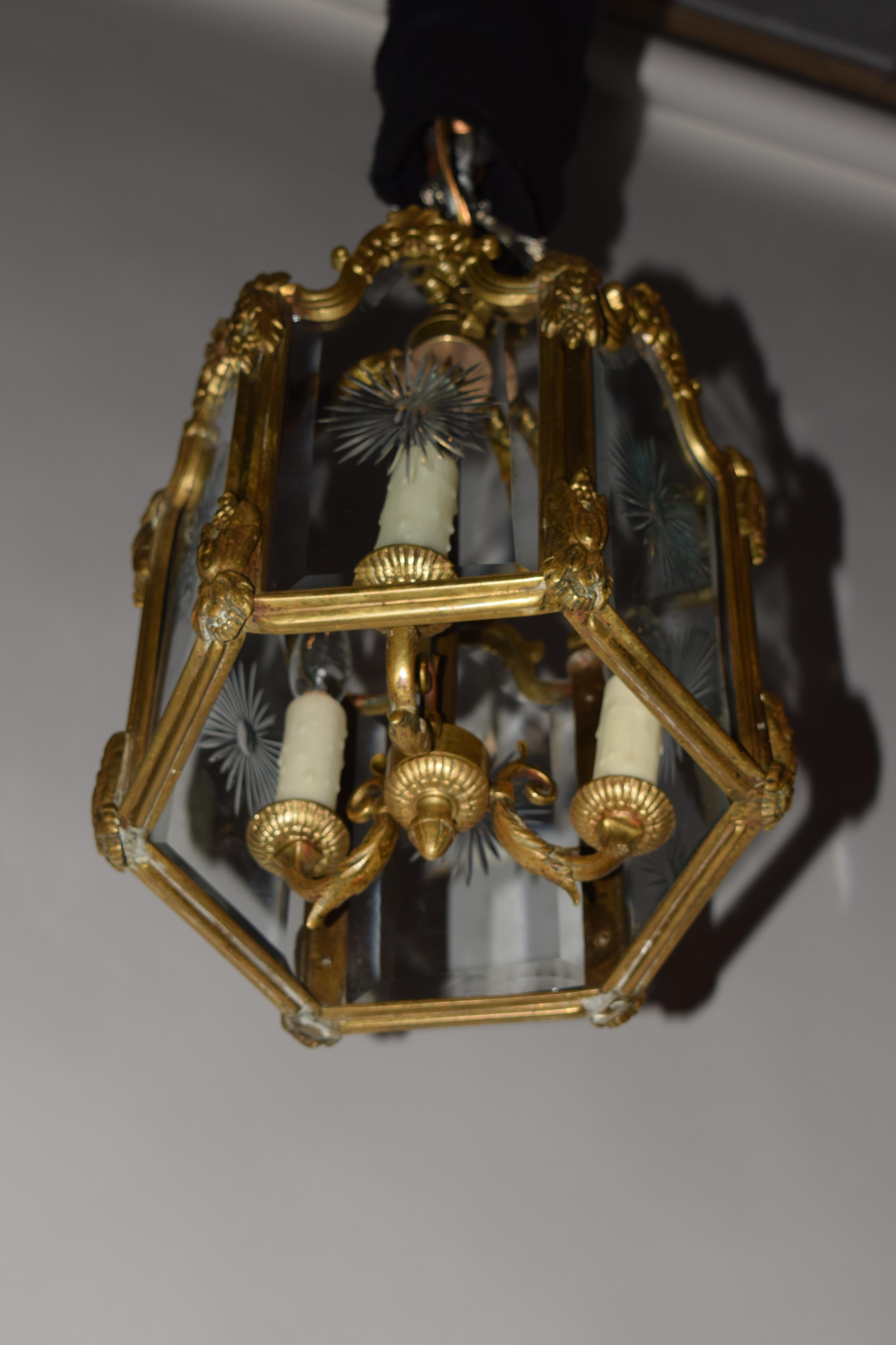 Très belle lanterne en bronze doré et cristal Bon état - En vente à Atlanta, GA